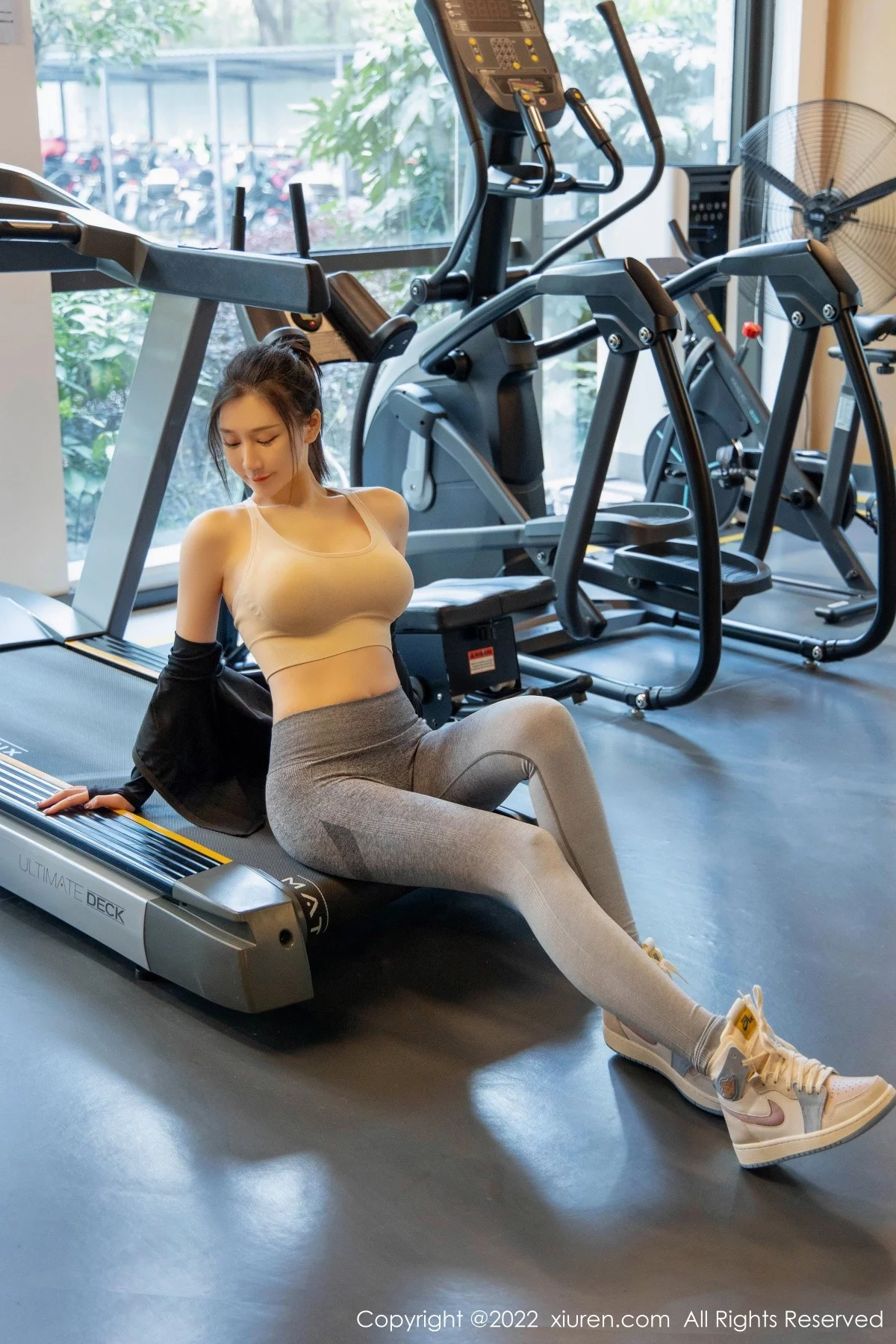 [[XiuRen秀人网]秀人网]No.4703_模特顾乔楠Cora健身房场景浅色运动上衣配紧身运动裤诱惑写真93P