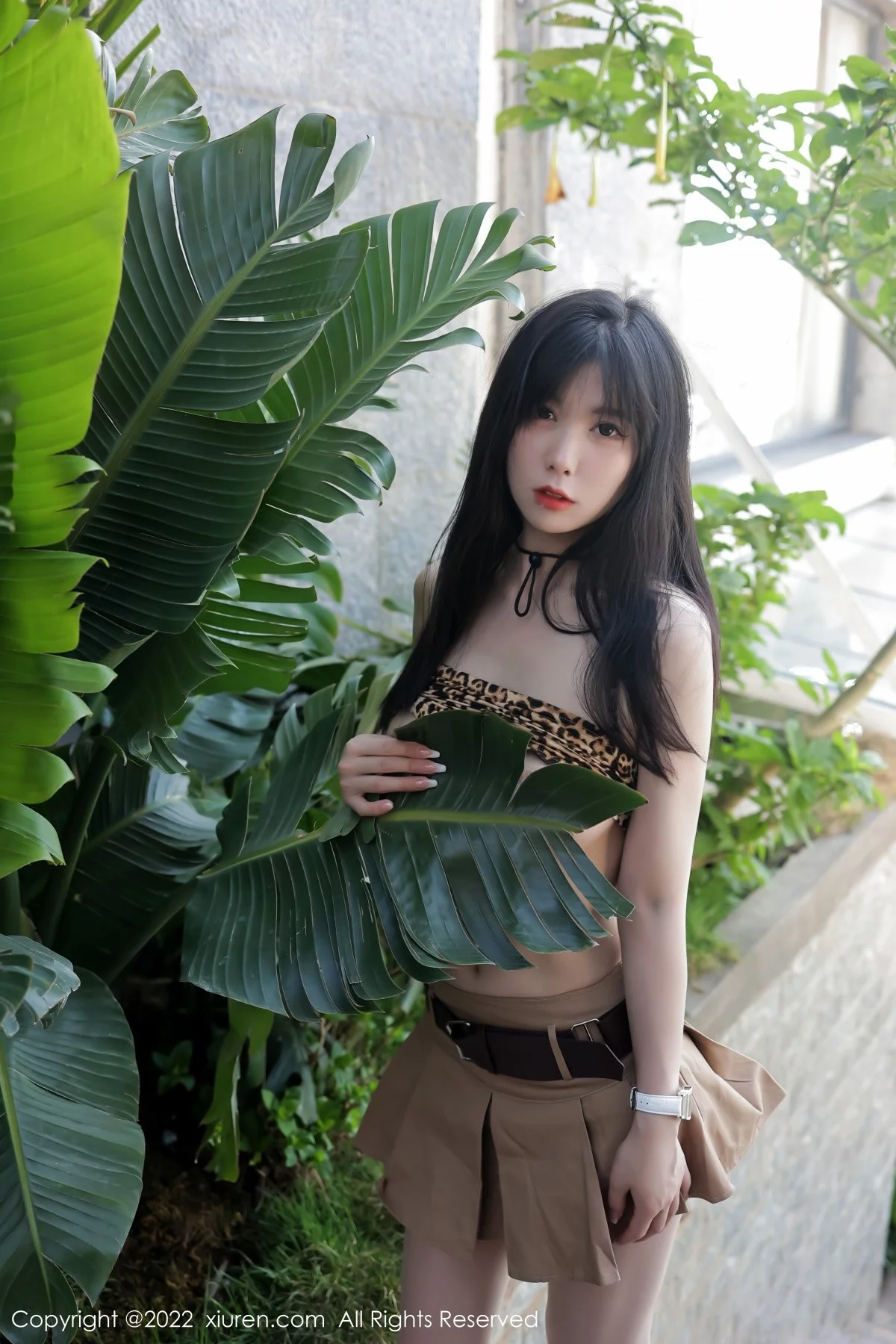 [[XiuRen秀人网]秀人网]No.4715_模特李雅柔182CM大理旅拍户外豹纹吊带衣配短裙迷人诱惑写真45P