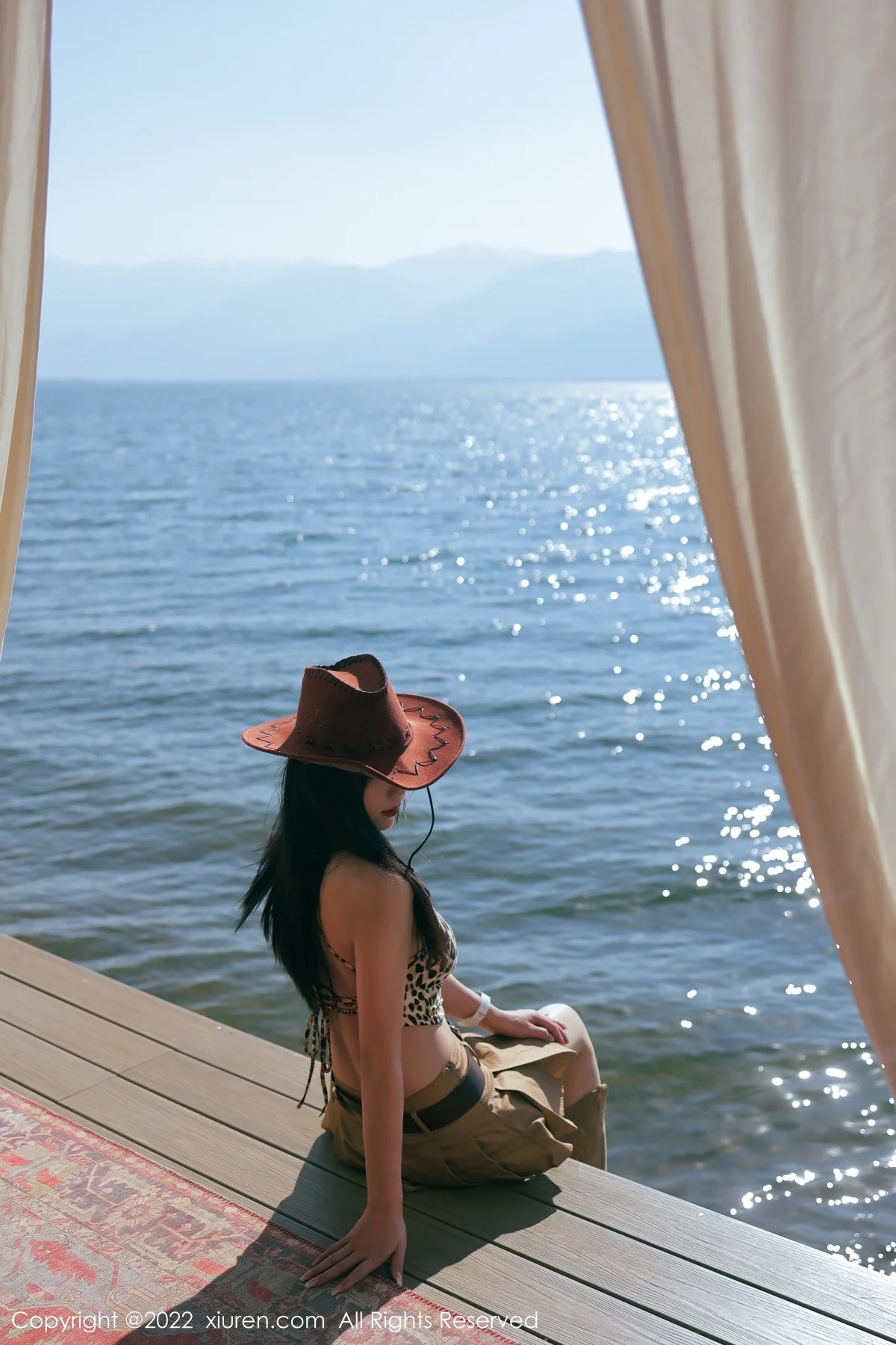 [[XiuRen秀人网]秀人网]No.4715_模特李雅柔182CM大理旅拍户外豹纹吊带衣配短裙迷人诱惑写真45P