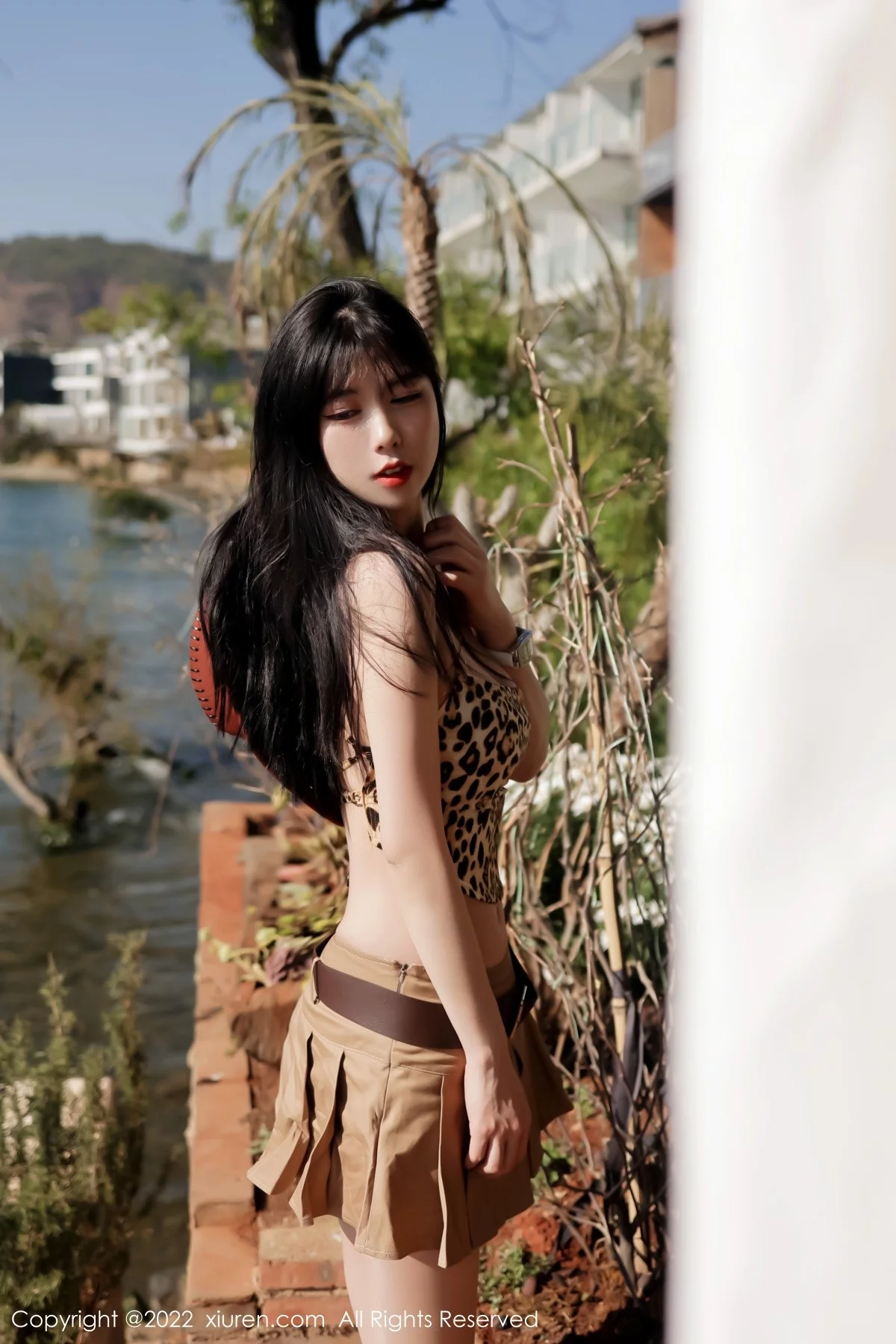 [[XiuRen秀人网]秀人网]No.4715_模特李雅柔182CM大理旅拍户外豹纹吊带衣配短裙迷人诱惑写真45P