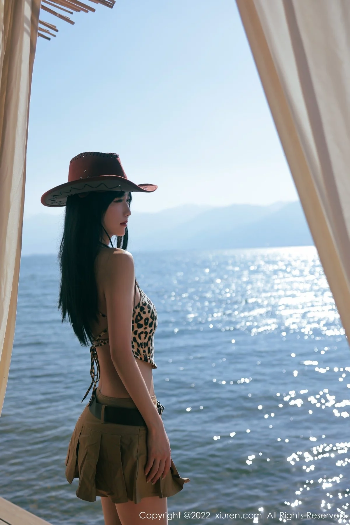 [[XiuRen秀人网]秀人网]No.4715_模特李雅柔182CM大理旅拍户外豹纹吊带衣配短裙迷人诱惑写真45P