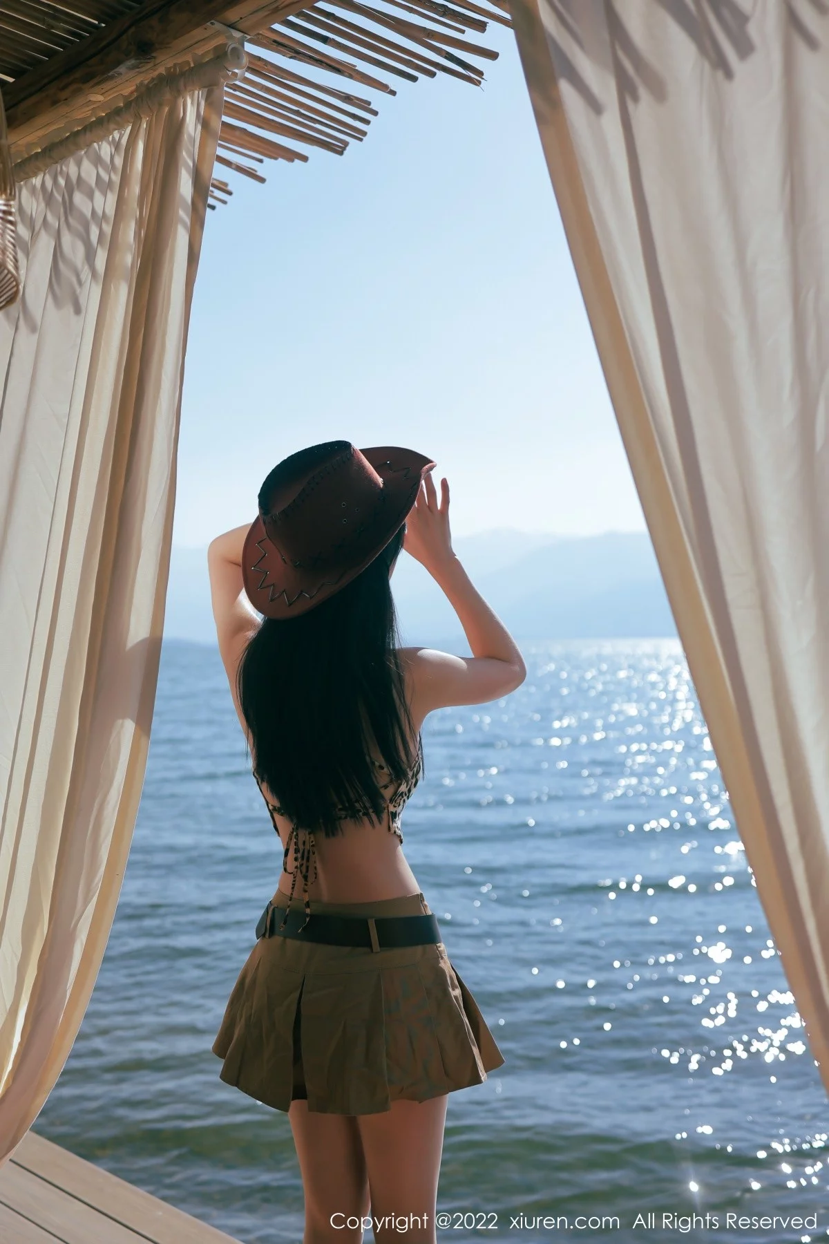 [[XiuRen秀人网]秀人网]No.4715_模特李雅柔182CM大理旅拍户外豹纹吊带衣配短裙迷人诱惑写真45P