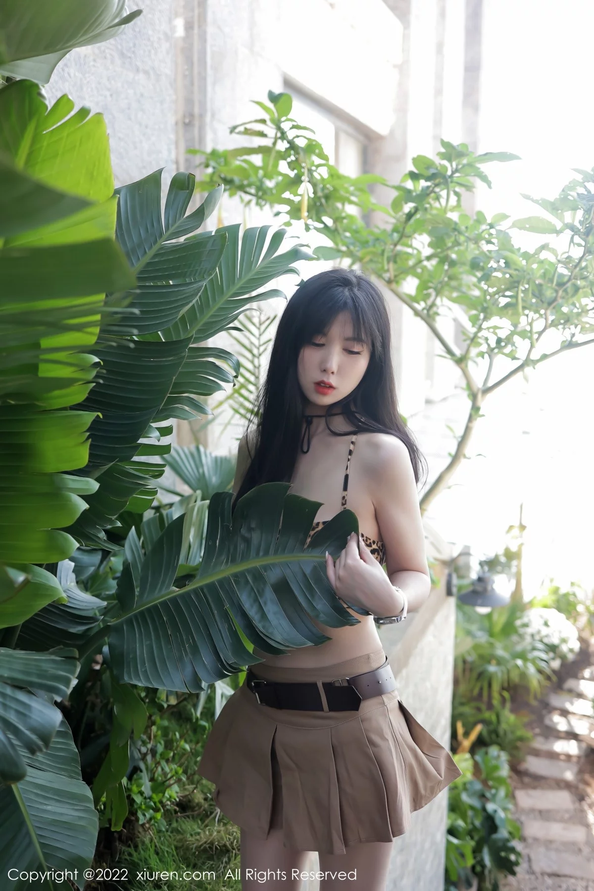 [[XiuRen秀人网]秀人网]No.4715_模特李雅柔182CM大理旅拍户外豹纹吊带衣配短裙迷人诱惑写真45P