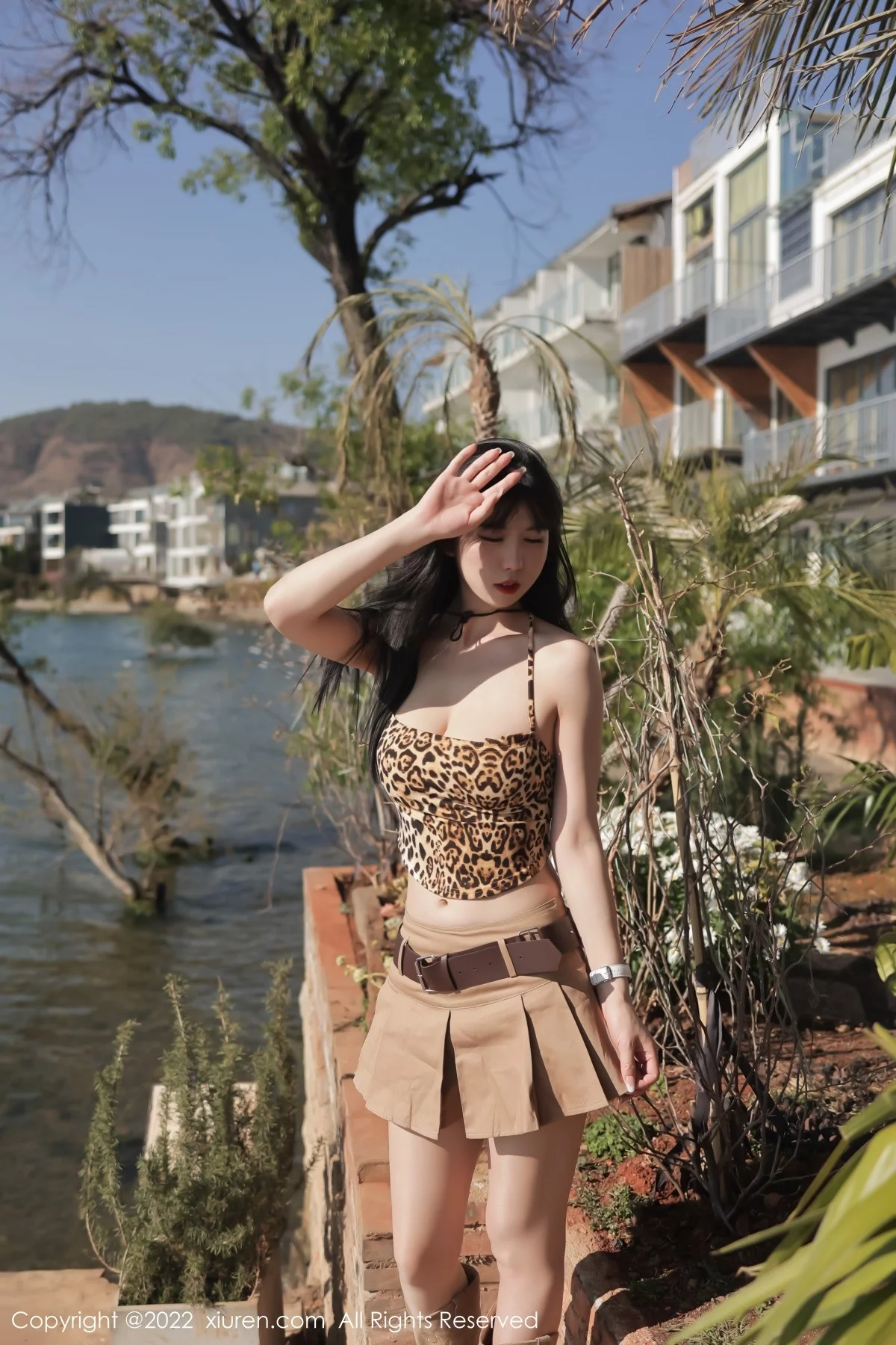 [[XiuRen秀人网]秀人网]No.4715_模特李雅柔182CM大理旅拍户外豹纹吊带衣配短裙迷人诱惑写真45P