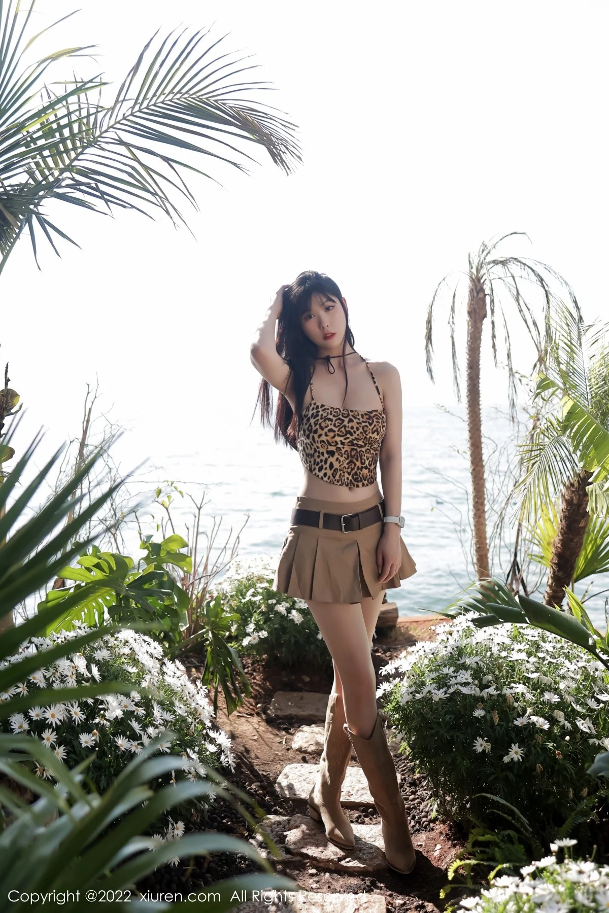 [[XiuRen秀人网]秀人网]No.4715_模特李雅柔182CM大理旅拍户外豹纹吊带衣配短裙迷人诱惑写真45P