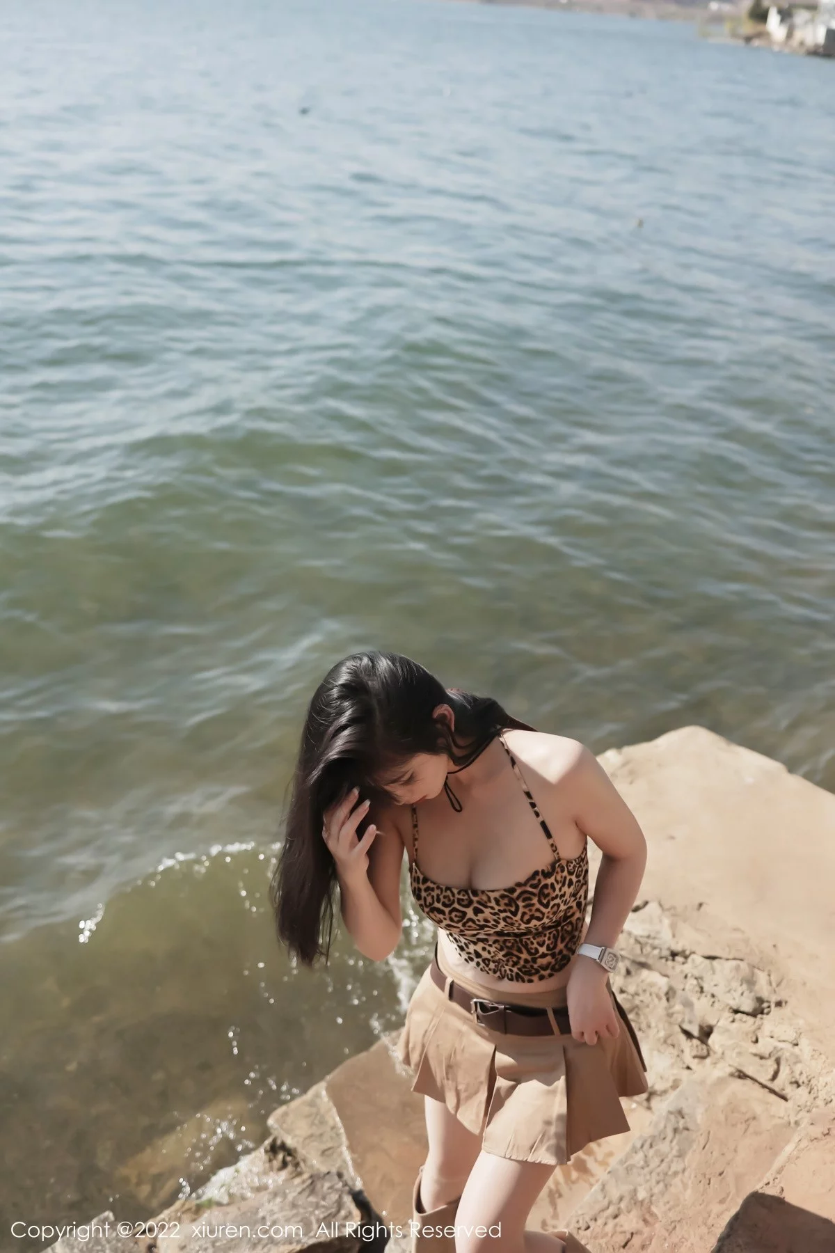 [[XiuRen秀人网]秀人网]No.4715_模特李雅柔182CM大理旅拍户外豹纹吊带衣配短裙迷人诱惑写真45P