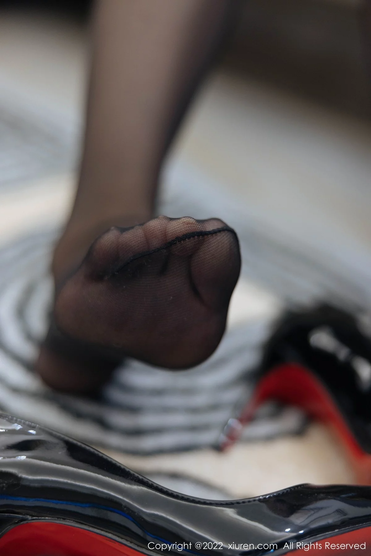 [[XiuRen秀人网]秀人网]No.4596_模特可乐Vicky私房黑色皮质连衣裙配超薄黑丝裤袜完美诱惑写真46P