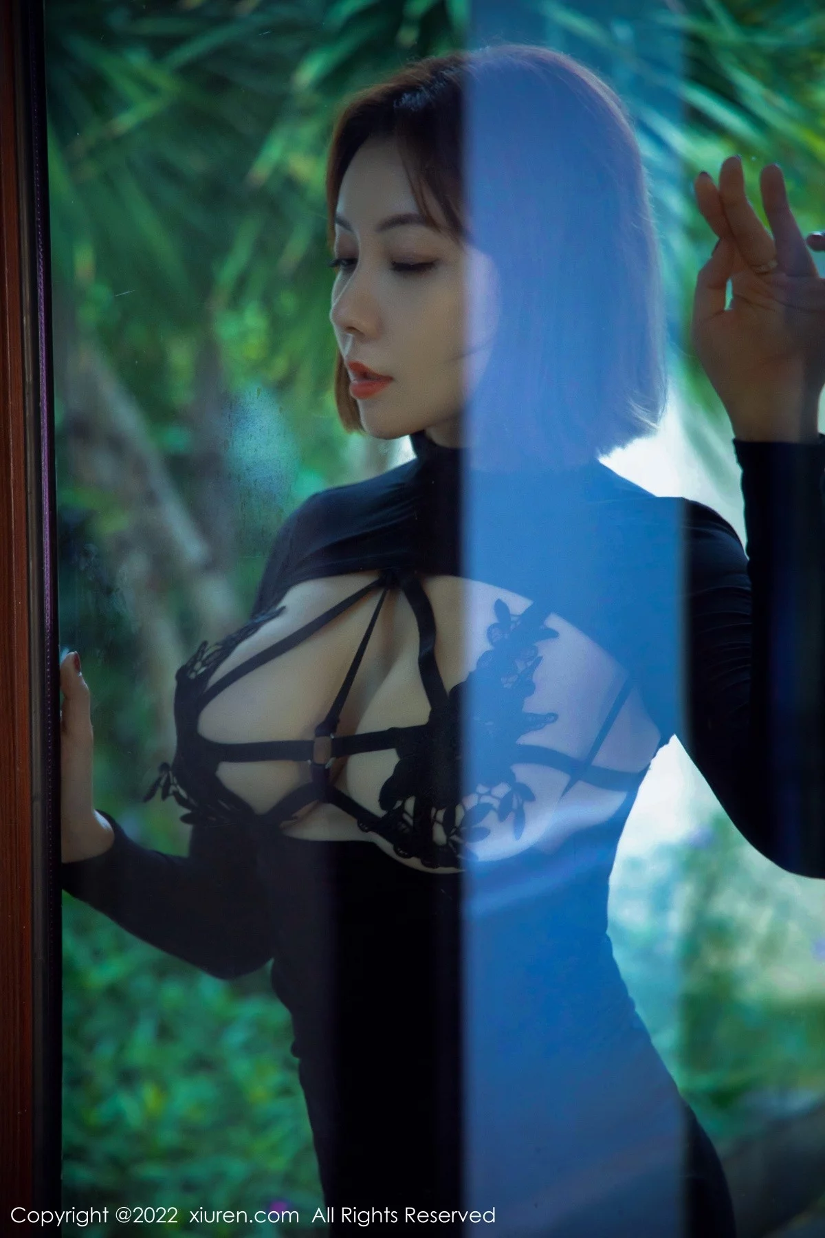 [[XiuRen秀人网]秀人网]No.4597_御姐果儿Victoria三亚旅拍深色情趣长裙配蕾丝吊袜丰满诱惑写真72P