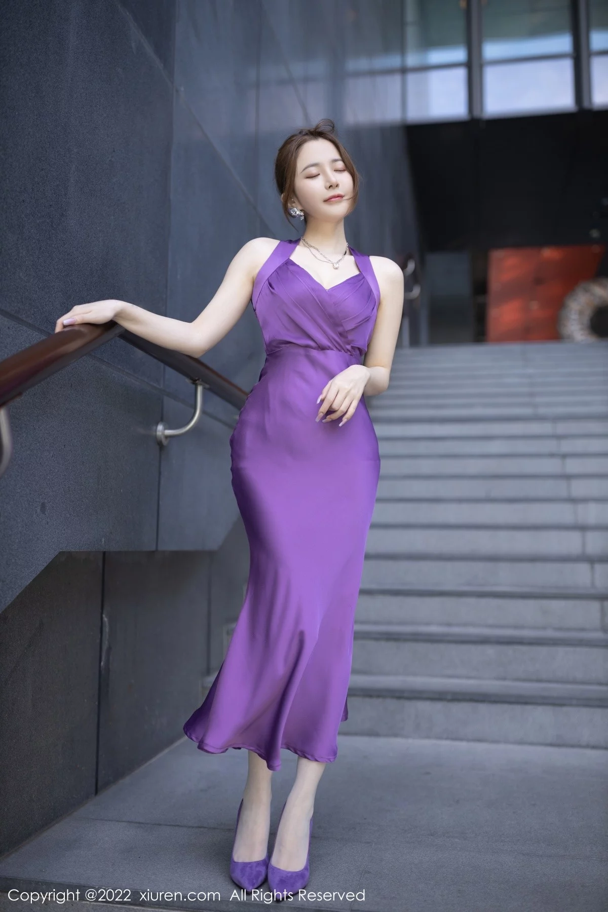 [[XiuRen秀人网]秀人网]No.4607_模特鱼子酱Fish三亚旅拍紫色连衣长裙配诱人原色丝袜诱惑写真80P