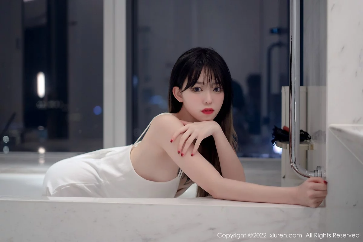 [[XiuRen秀人网]秀人网]No.4611_模特奶瓶私房浴室白色轻透薄纱吊带长裙半撩秀美腿诱惑写真55P