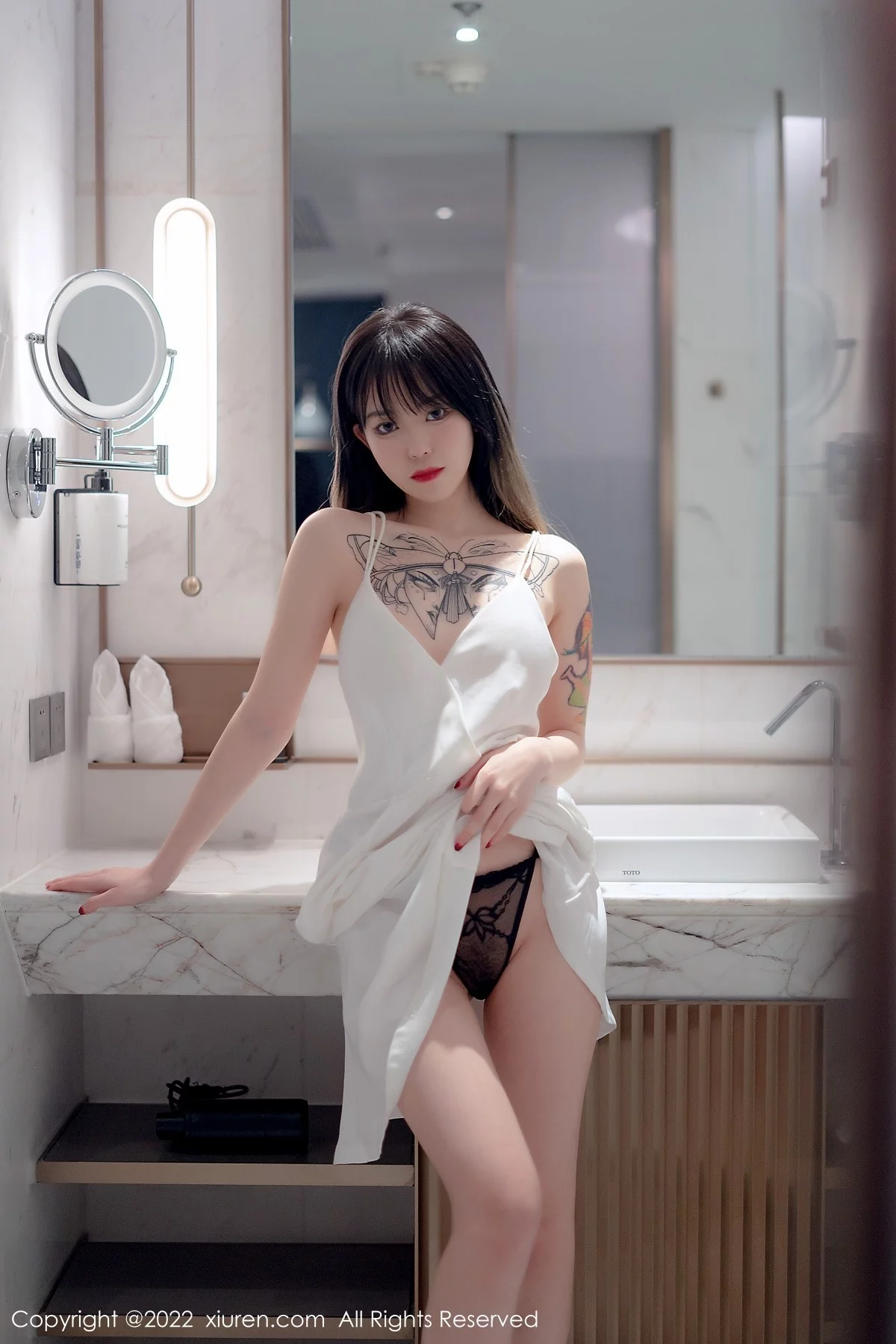 [[XiuRen秀人网]秀人网]No.4611_模特奶瓶私房浴室白色轻透薄纱吊带长裙半撩秀美腿诱惑写真55P