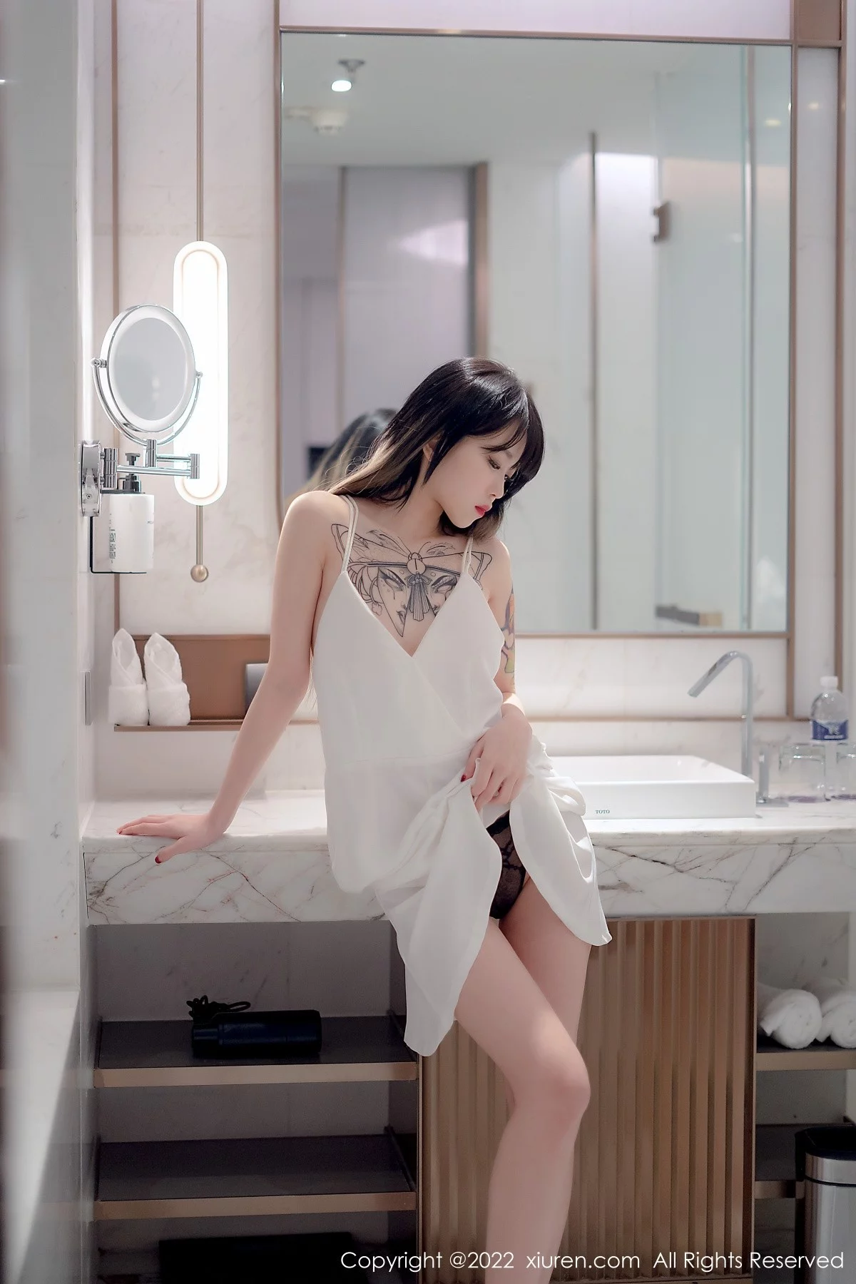 [[XiuRen秀人网]秀人网]No.4611_模特奶瓶私房浴室白色轻透薄纱吊带长裙半撩秀美腿诱惑写真55P