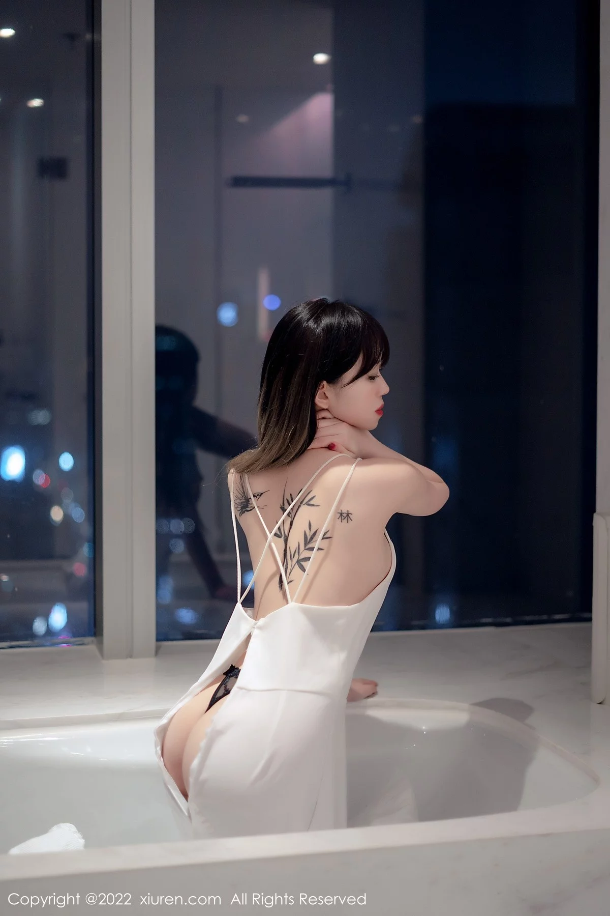 [[XiuRen秀人网]秀人网]No.4611_模特奶瓶私房浴室白色轻透薄纱吊带长裙半撩秀美腿诱惑写真55P