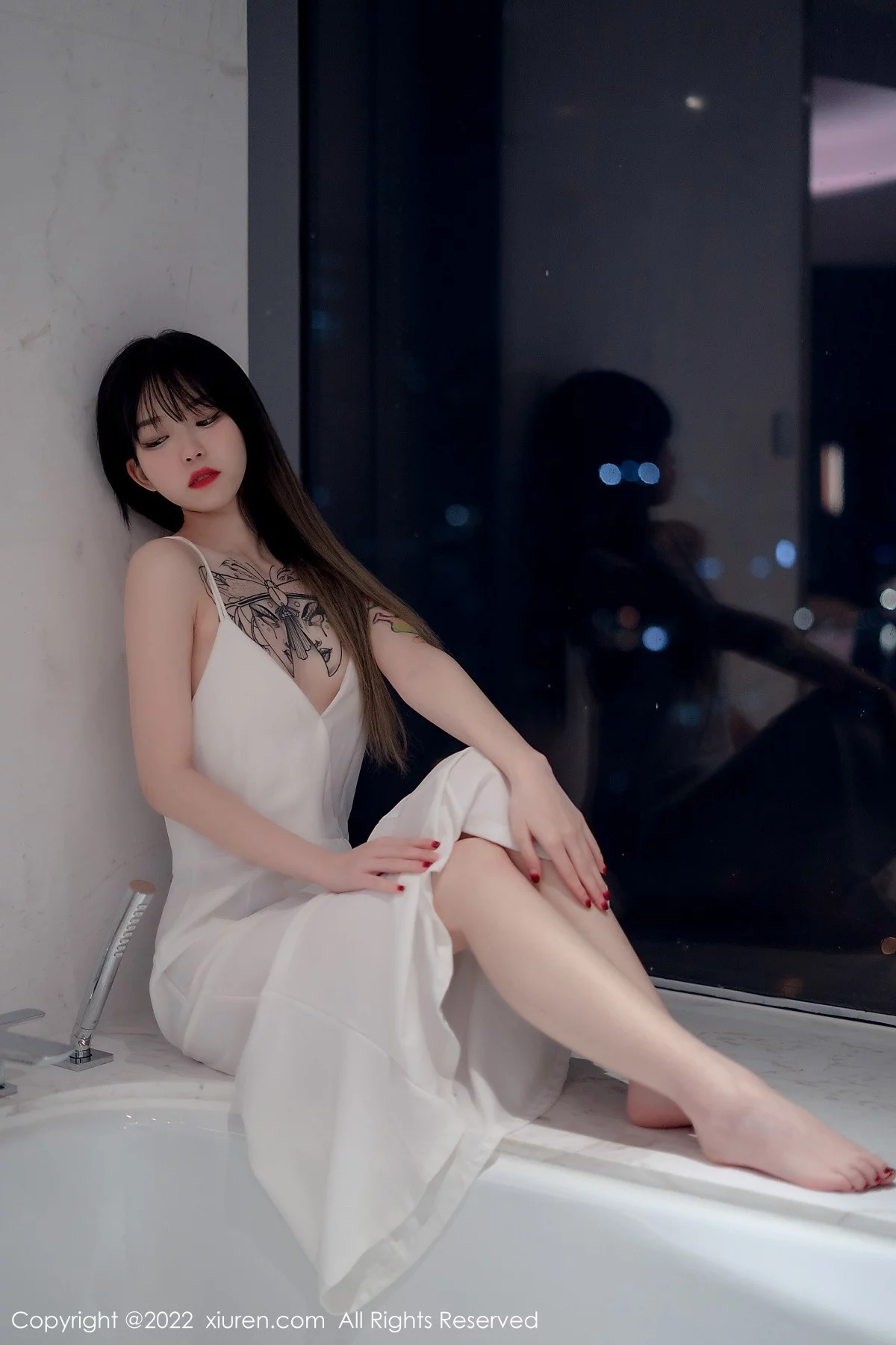 [[XiuRen秀人网]秀人网]No.4611_模特奶瓶私房浴室白色轻透薄纱吊带长裙半撩秀美腿诱惑写真55P