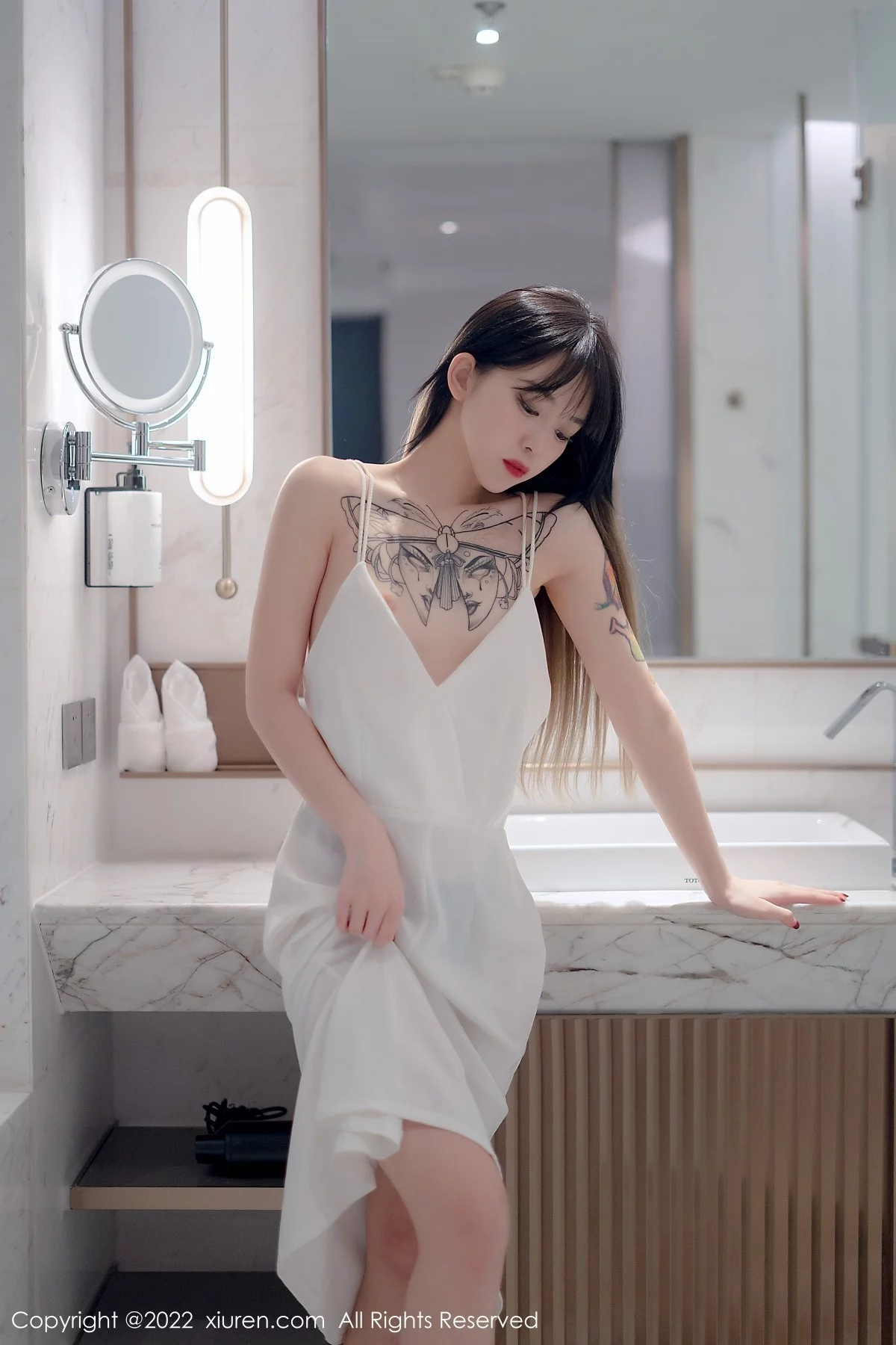 [[XiuRen秀人网]秀人网]No.4611_模特奶瓶私房浴室白色轻透薄纱吊带长裙半撩秀美腿诱惑写真55P