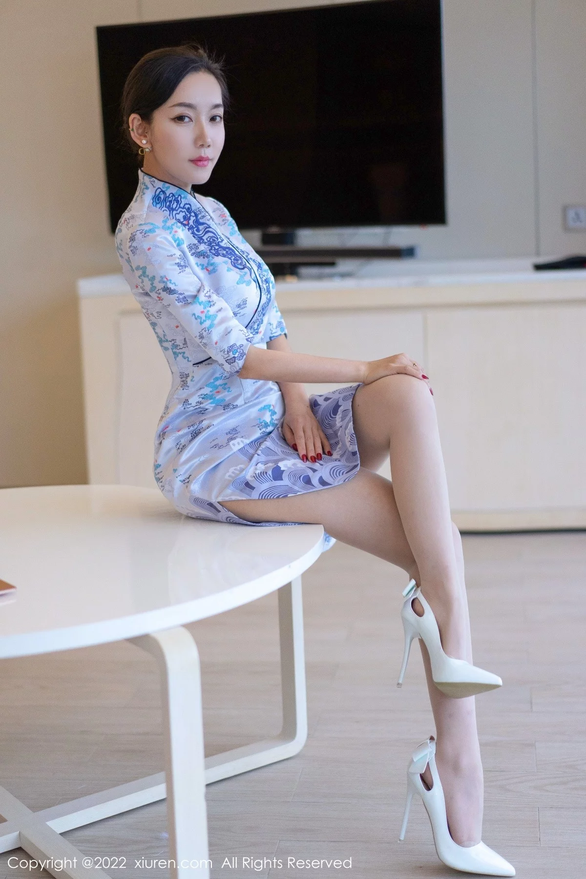 [[XiuRen秀人网]秀人网]No.4613_模特艾静香三亚旅拍蓝色旗袍露米色内衣配原色丝袜诱惑写真40P