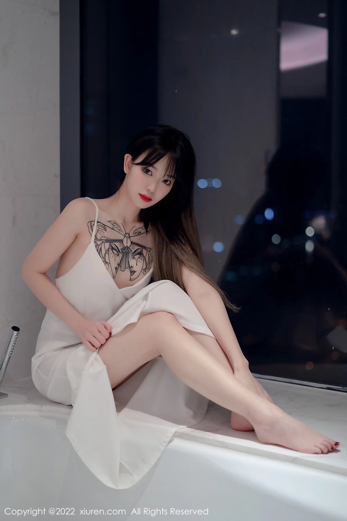 [[XiuRen秀人网]秀人网]No.4611_模特奶瓶私房浴室白色轻透薄纱吊带长裙半撩秀美腿诱惑写真55P