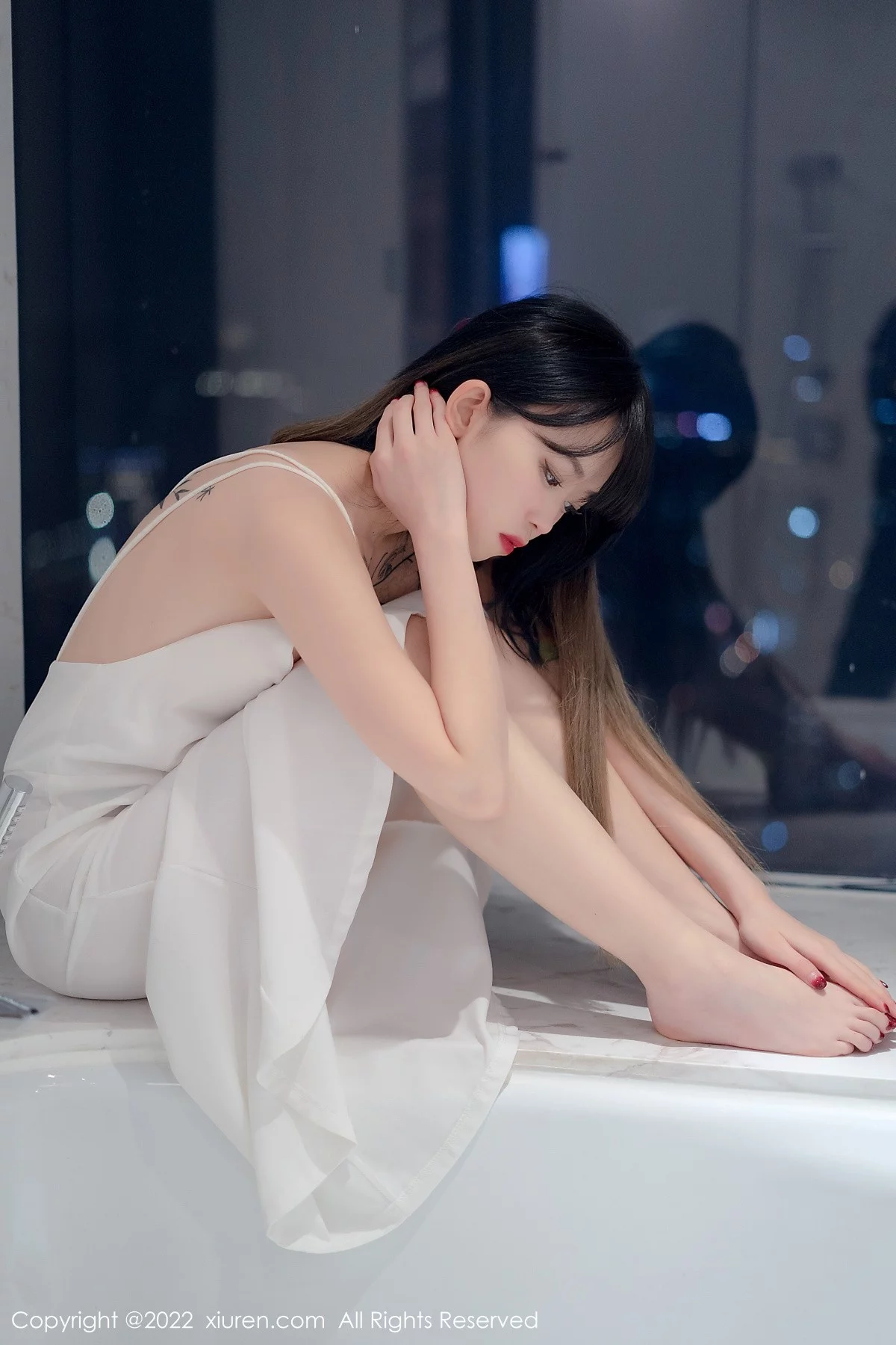 [[XiuRen秀人网]秀人网]No.4611_模特奶瓶私房浴室白色轻透薄纱吊带长裙半撩秀美腿诱惑写真55P