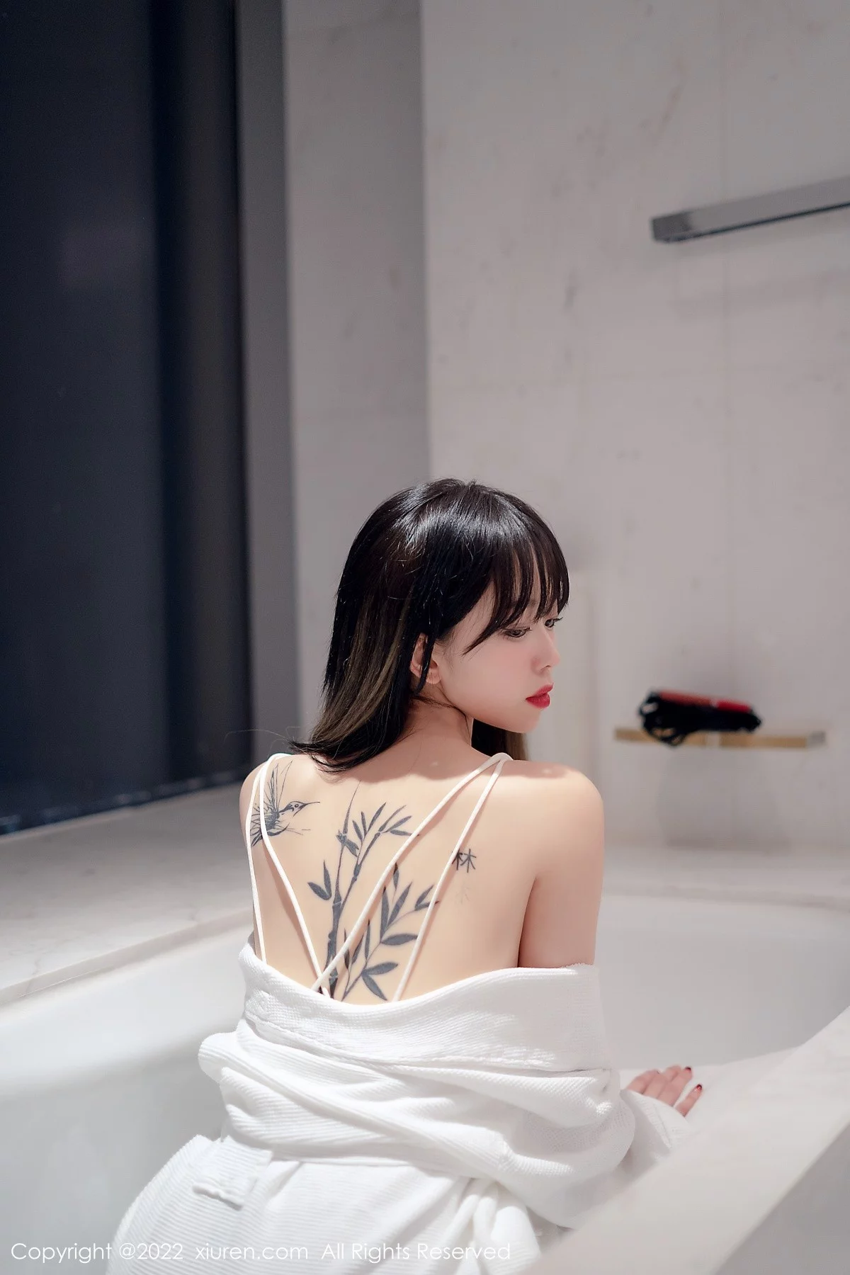 [[XiuRen秀人网]秀人网]No.4611_模特奶瓶私房浴室白色轻透薄纱吊带长裙半撩秀美腿诱惑写真55P