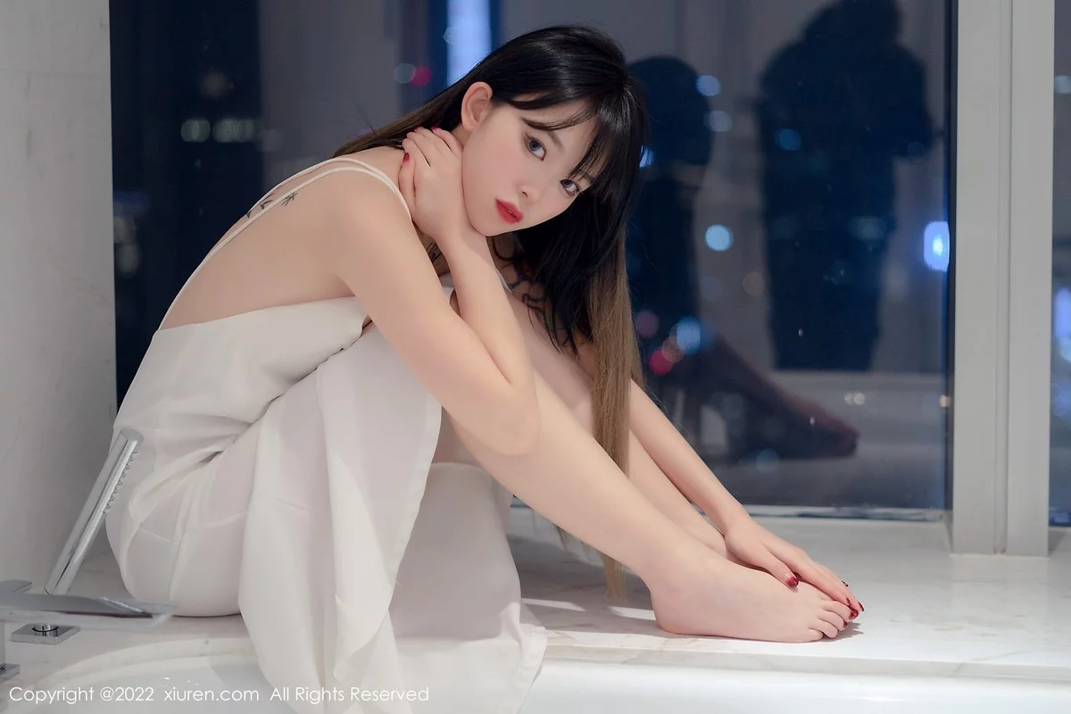 [[XiuRen秀人网]秀人网]No.4611_模特奶瓶私房浴室白色轻透薄纱吊带长裙半撩秀美腿诱惑写真55P