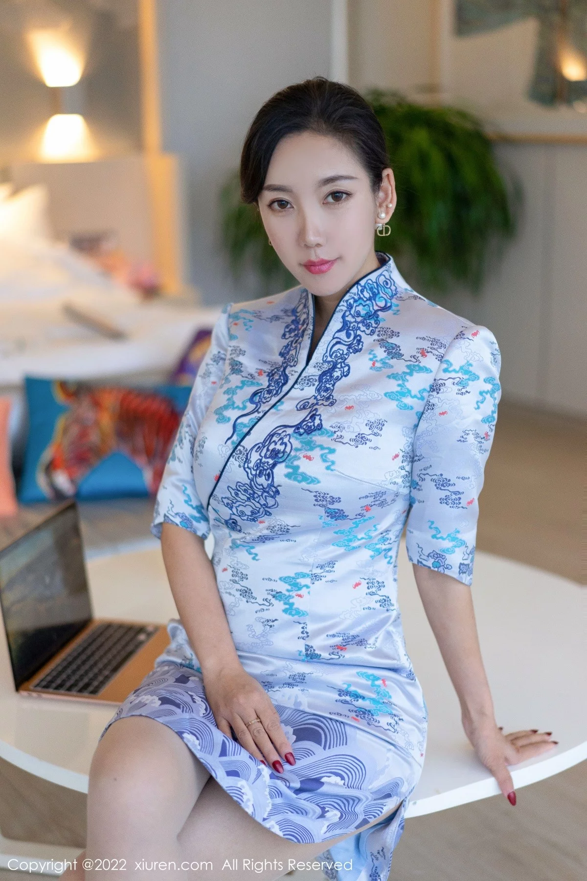 [[XiuRen秀人网]秀人网]No.4613_模特艾静香三亚旅拍蓝色旗袍露米色内衣配原色丝袜诱惑写真40P