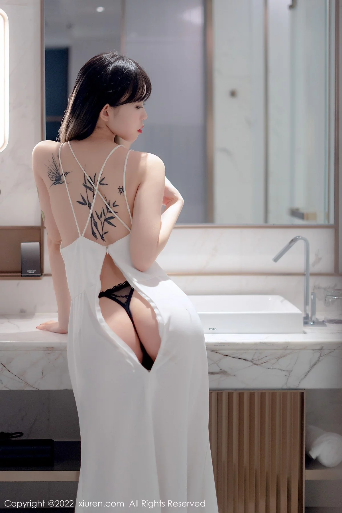 [[XiuRen秀人网]秀人网]No.4611_模特奶瓶私房浴室白色轻透薄纱吊带长裙半撩秀美腿诱惑写真55P