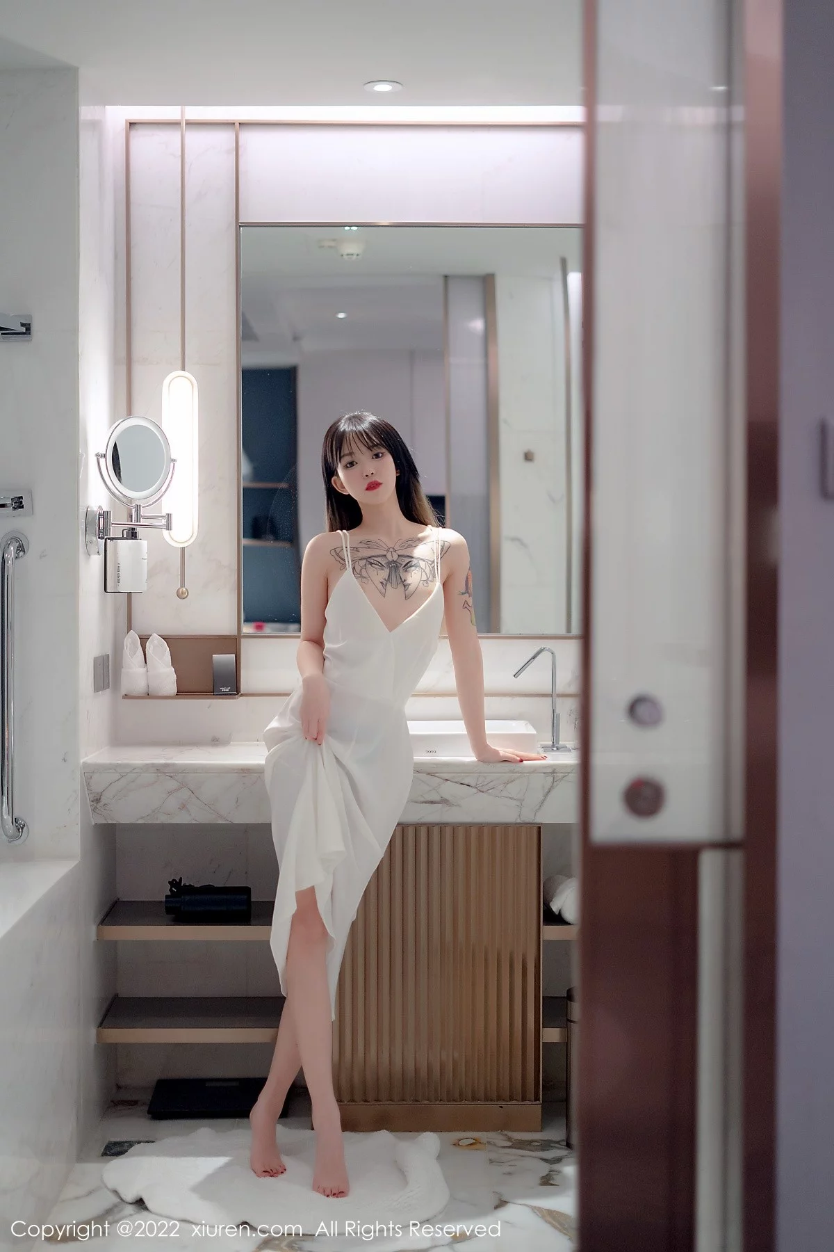 [[XiuRen秀人网]秀人网]No.4611_模特奶瓶私房浴室白色轻透薄纱吊带长裙半撩秀美腿诱惑写真55P