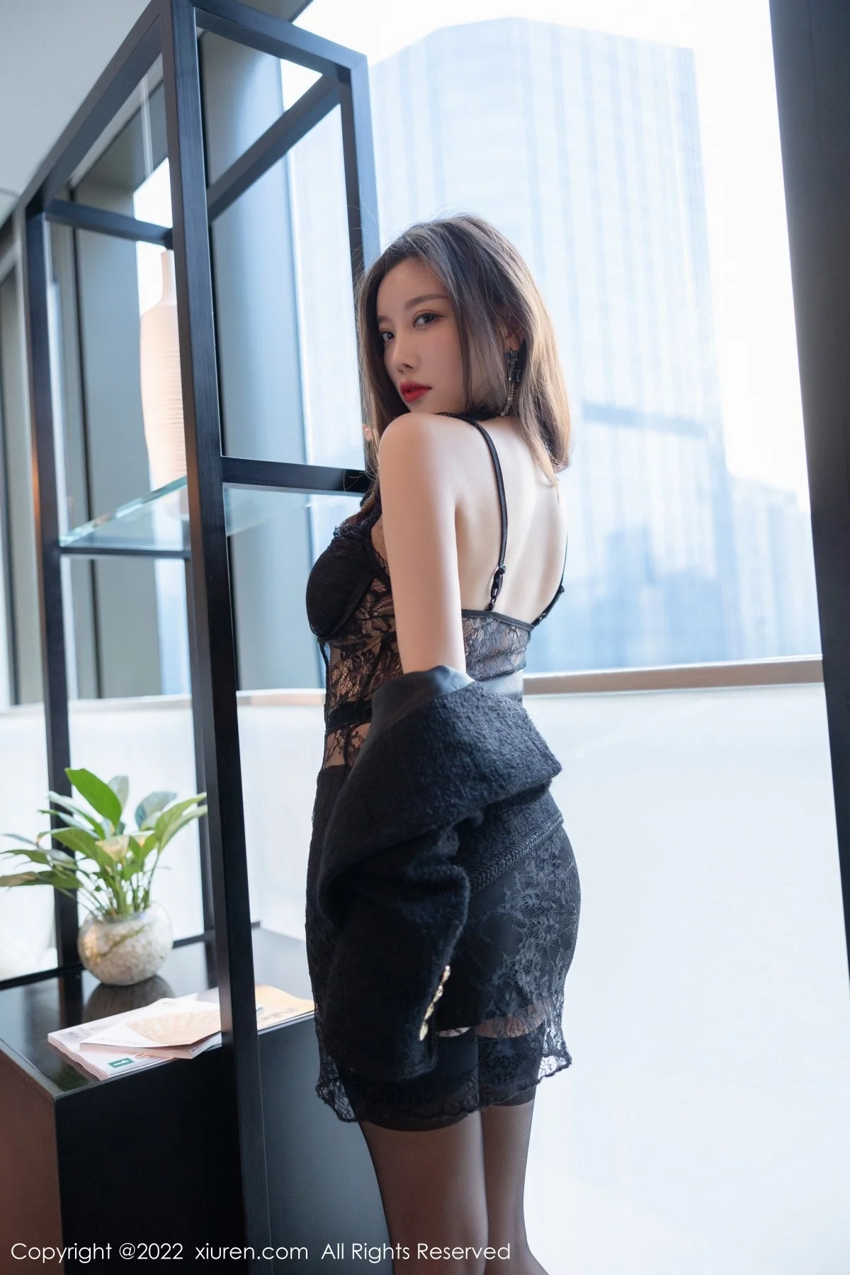 [[XiuRen秀人网]秀人网]No.4615_女神杨晨晨Yome私房脱黑色服饰露蕾丝情趣内衣极致诱惑写真77P