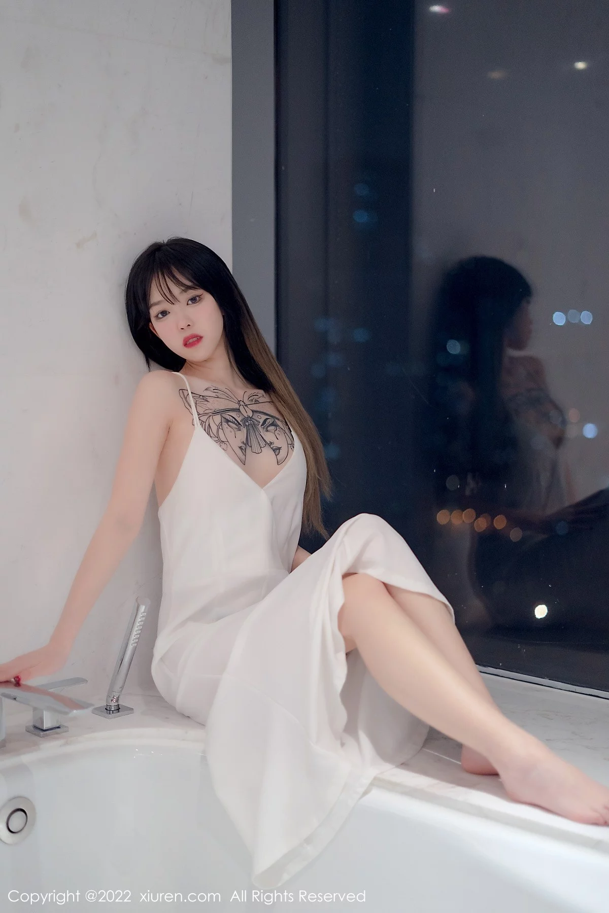[[XiuRen秀人网]秀人网]No.4611_模特奶瓶私房浴室白色轻透薄纱吊带长裙半撩秀美腿诱惑写真55P