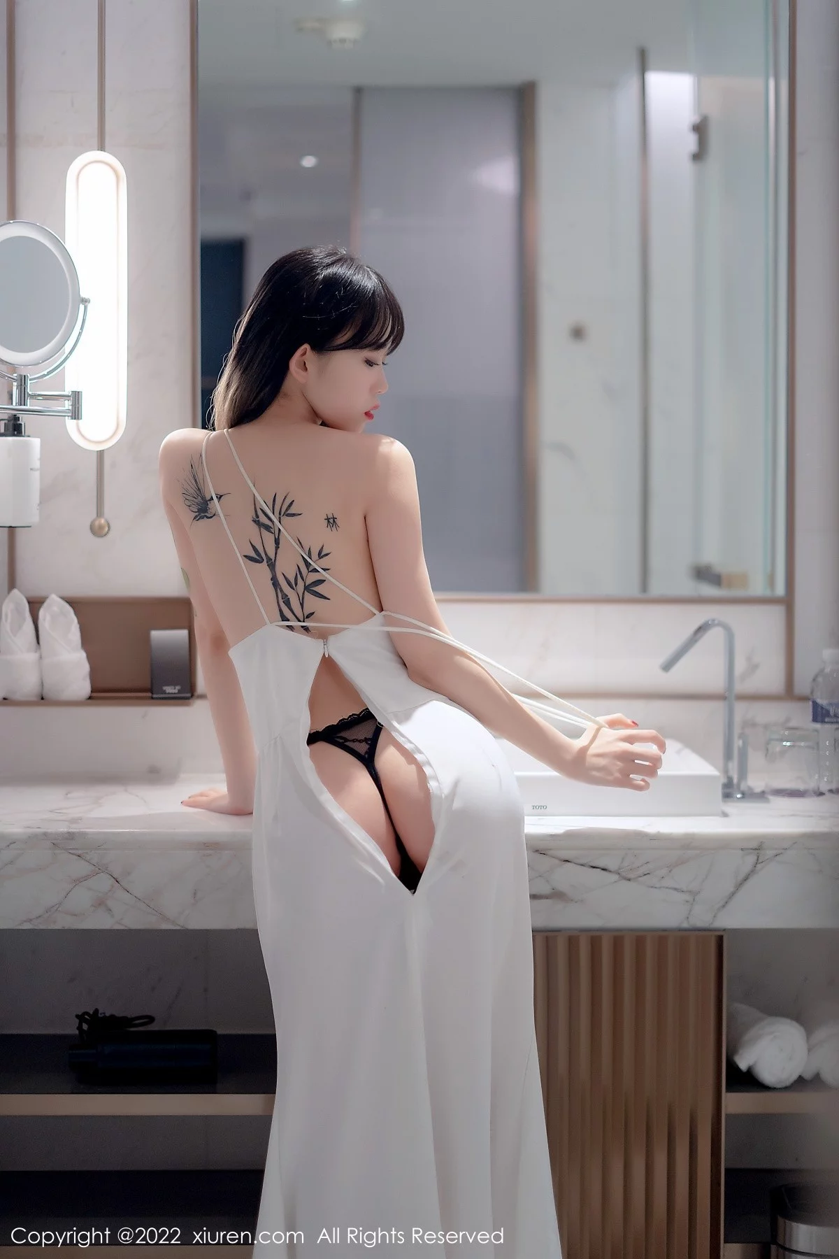 [[XiuRen秀人网]秀人网]No.4611_模特奶瓶私房浴室白色轻透薄纱吊带长裙半撩秀美腿诱惑写真55P