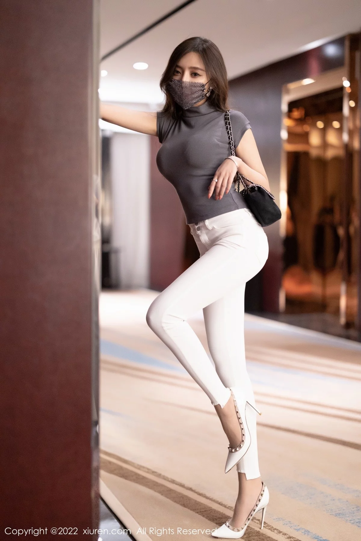 [[XiuRen秀人网]秀人网]No.4621_女神王馨瑶yanni深灰色收身上衣配白色长裤秀完美身材诱惑写真72P