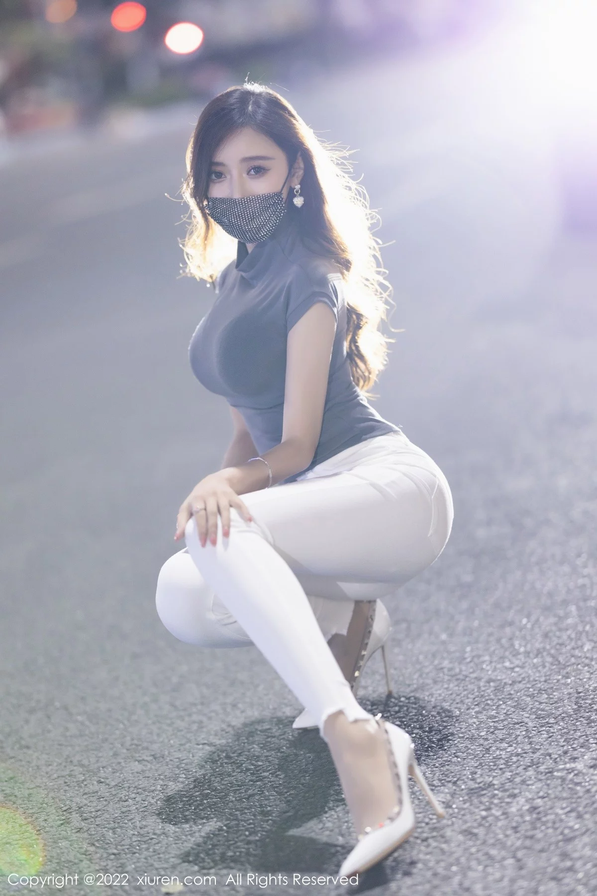 [[XiuRen秀人网]秀人网]No.4621_女神王馨瑶yanni深灰色收身上衣配白色长裤秀完美身材诱惑写真72P