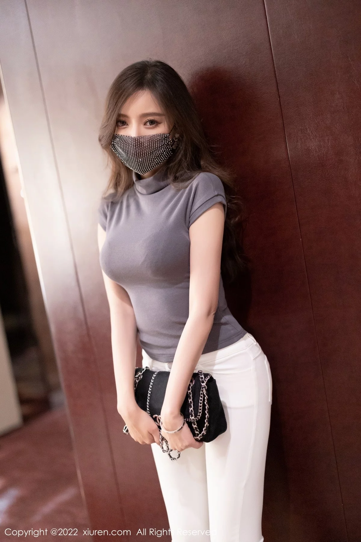 [[XiuRen秀人网]秀人网]No.4621_女神王馨瑶yanni深灰色收身上衣配白色长裤秀完美身材诱惑写真72P