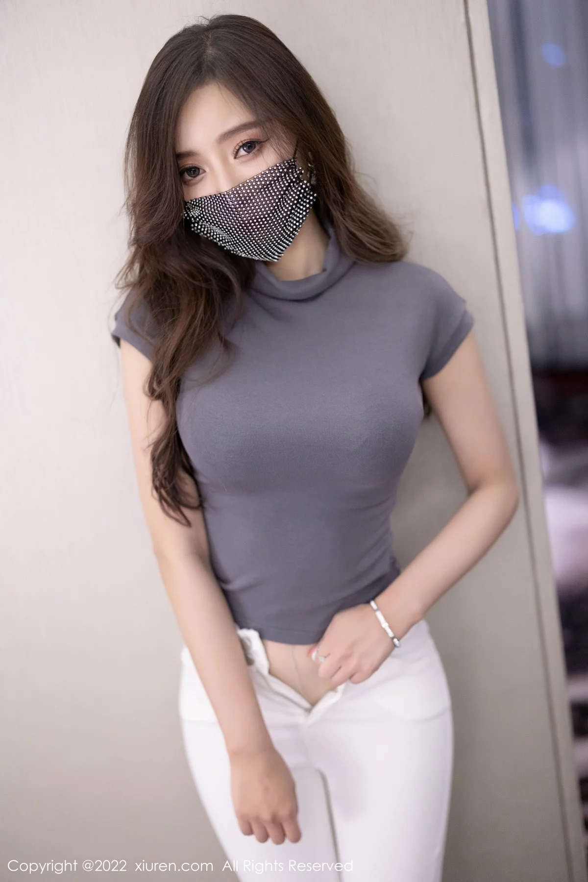 [[XiuRen秀人网]秀人网]No.4621_女神王馨瑶yanni深灰色收身上衣配白色长裤秀完美身材诱惑写真72P