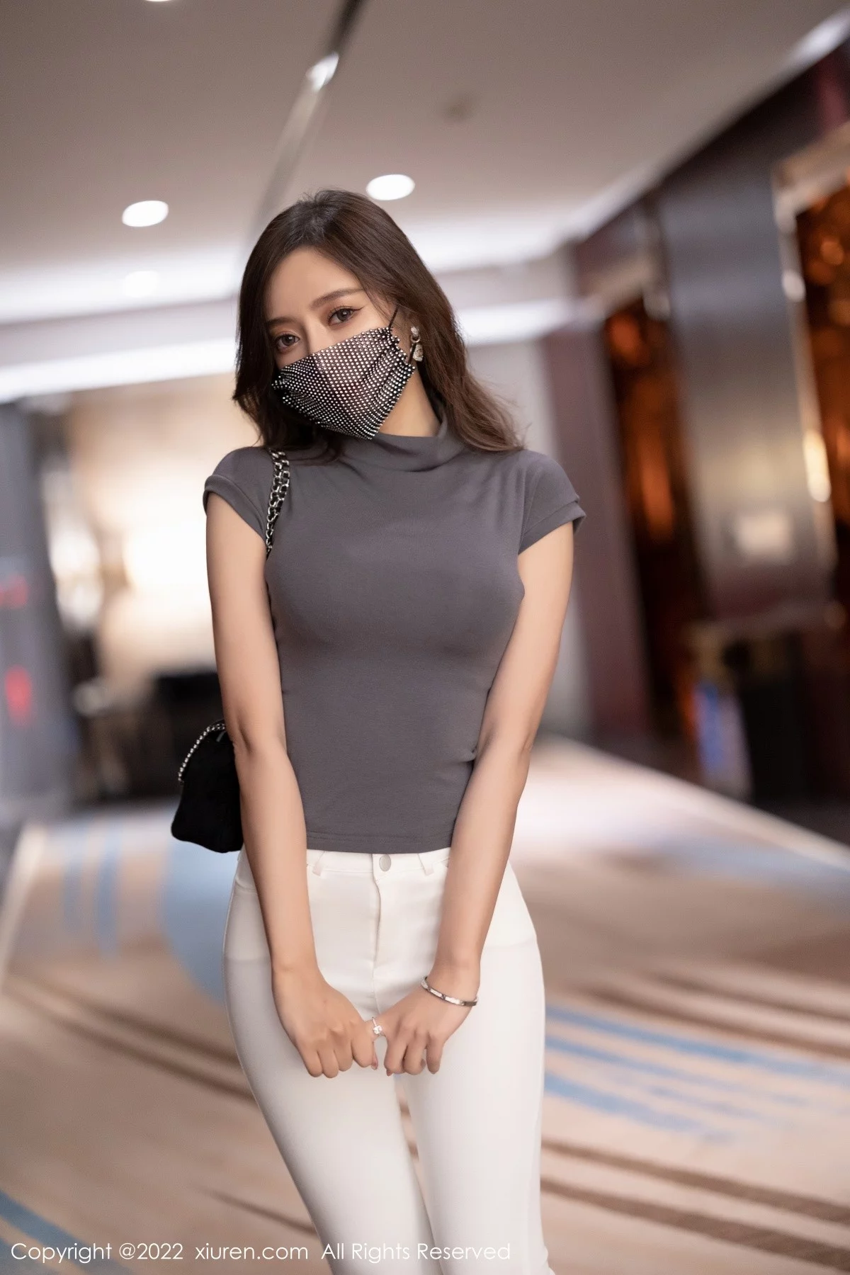 [[XiuRen秀人网]秀人网]No.4621_女神王馨瑶yanni深灰色收身上衣配白色长裤秀完美身材诱惑写真72P