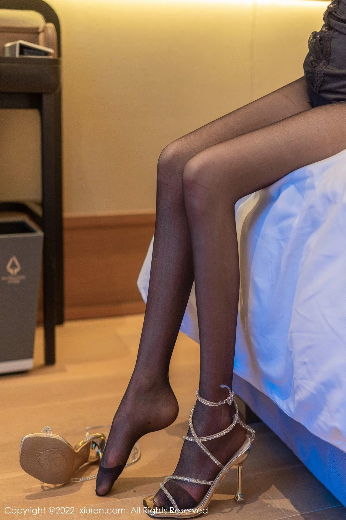 [[XiuRen秀人网]秀人网]No.4626_模特熊小诺成都旅拍黑色轻透上衣配破烂黑丝裤袜迷人诱惑写真63P