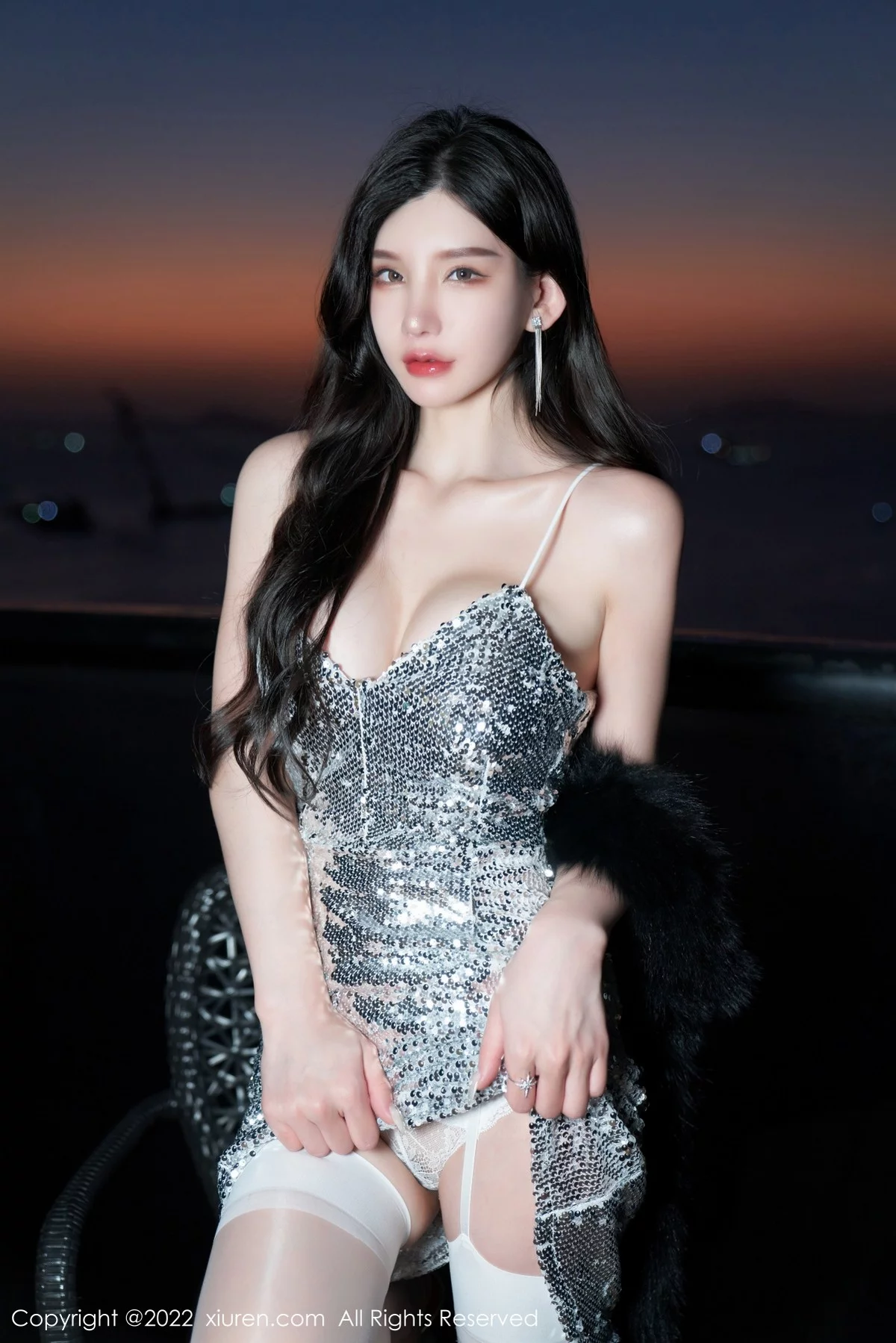 [[XiuRen秀人网]秀人网]No.4628_女神周于希Sally三亚旅拍闪亮银色吊裙配白丝吊袜极致诱惑写真70P