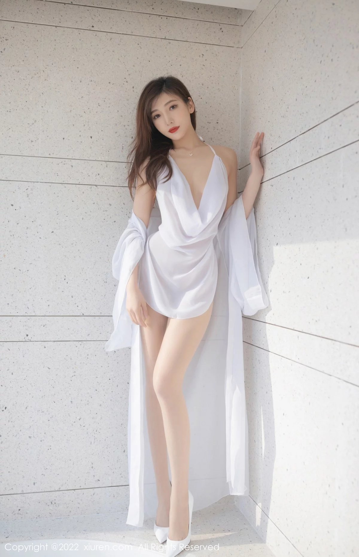 [[XiuRen秀人网]秀人网]No.4835_模特陆萱萱珠三角旅拍性感白色轻透服饰配超薄肉丝惹火诱惑写真78P