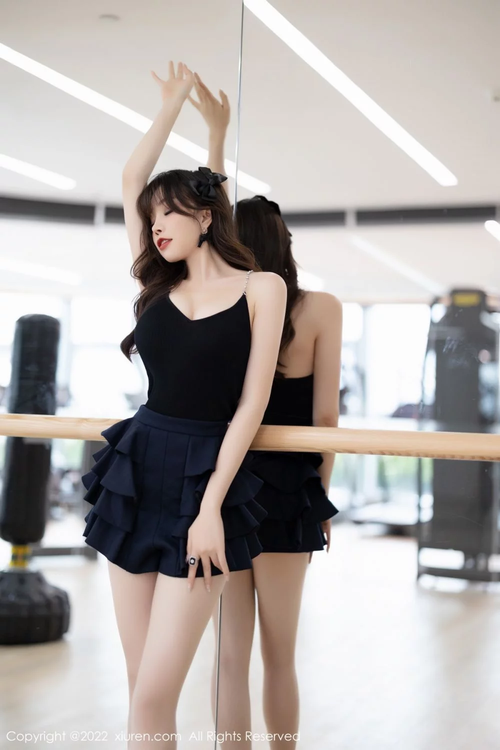 [[XiuRen秀人网]秀人网]No.4840_女神芝芝Booty性感深V吊裙配肉丝+白色蕾丝内衣撩人诱惑写真76P