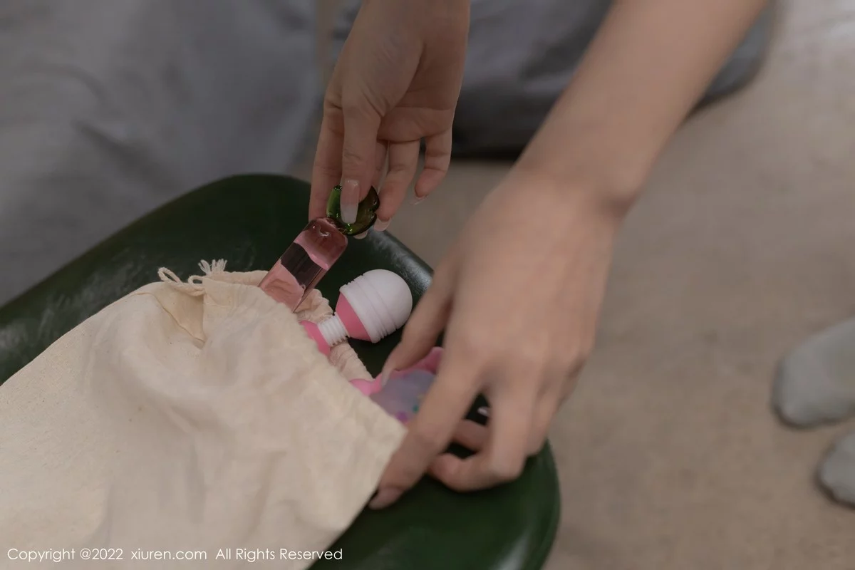 [[XiuRen秀人网]秀人网]No.4842_模特鱼子酱Fish三亚旅拍夹色蕾丝内衣配原色丝袜迷人诱惑写真69P