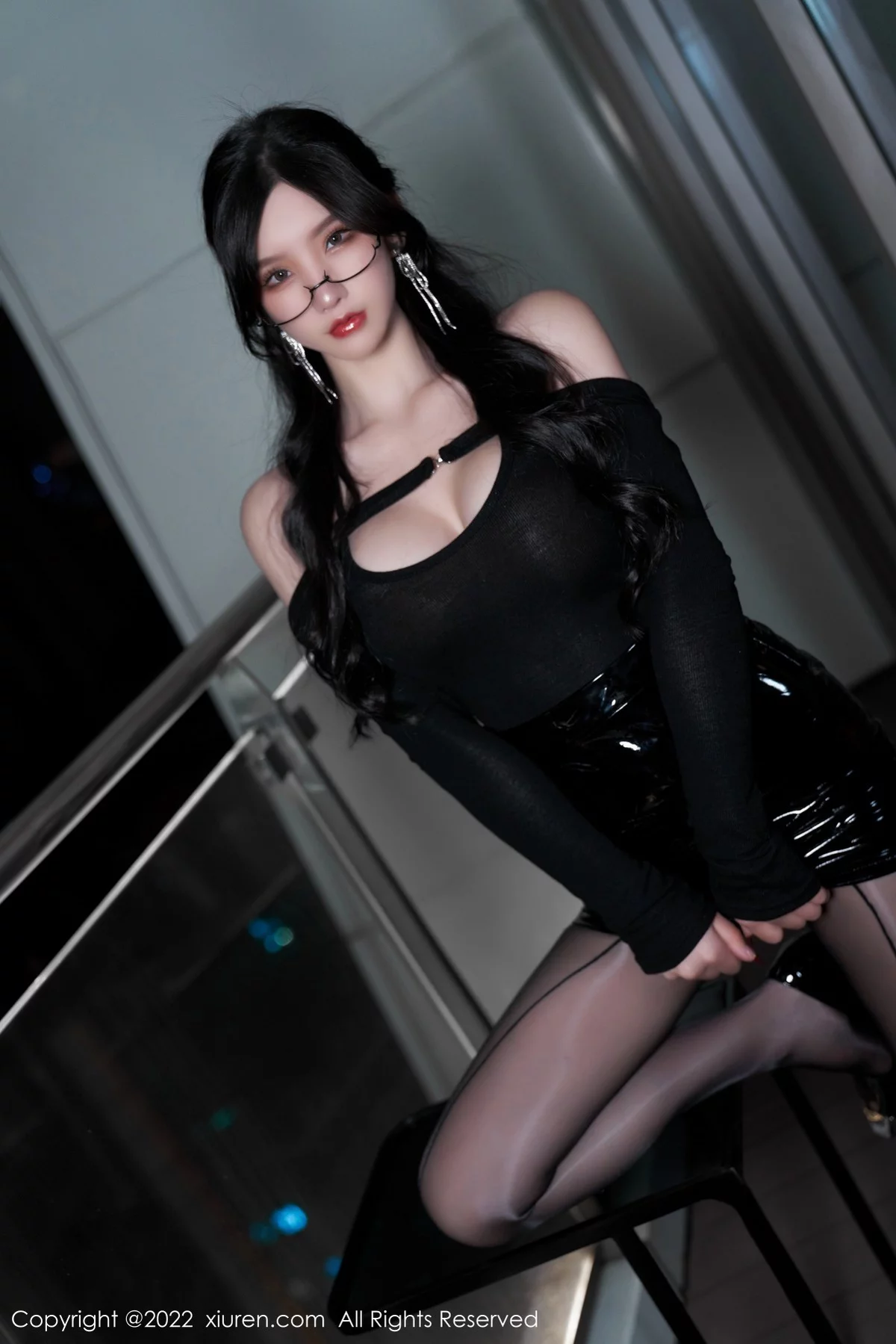 [[XiuRen秀人网]秀人网]No.4843_女神周于希Sally性感黑色服饰配闪亮黑丝半脱秀完美身材诱惑写真73P