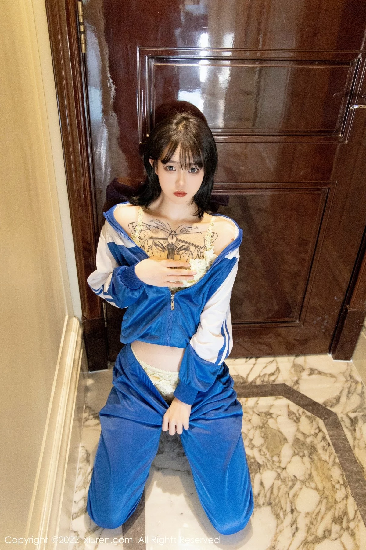 [[XiuRen秀人网]秀人网]No.4838_模特奶瓶私房半脱蓝白运动服露性感黄色内衣秀完美身材诱惑写真70P