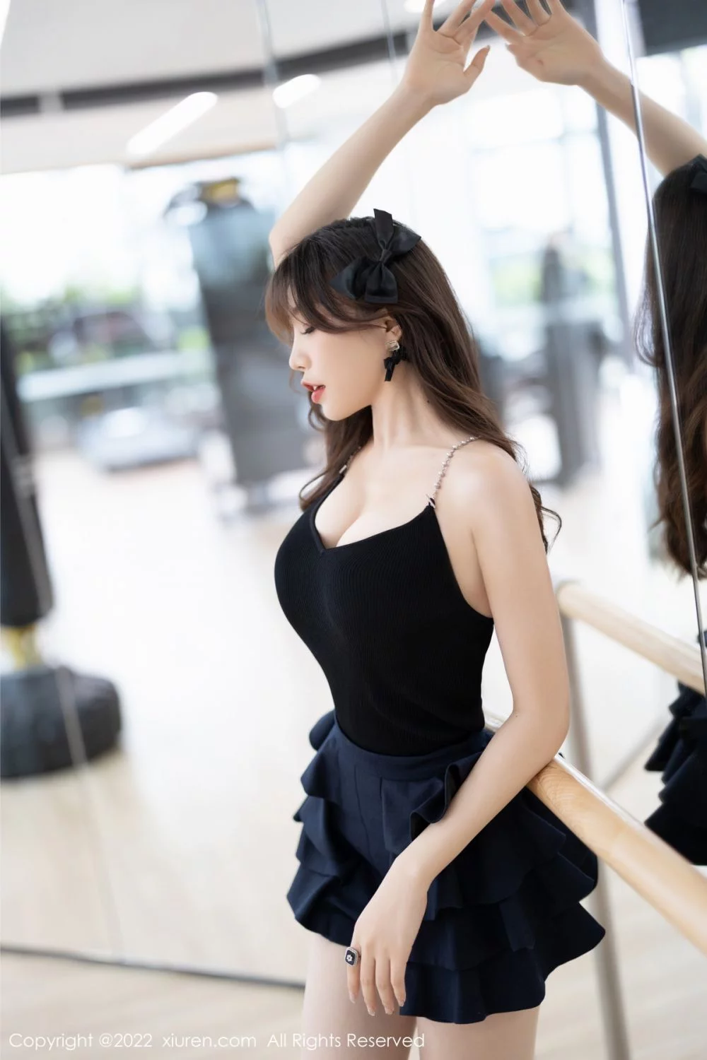 [[XiuRen秀人网]秀人网]No.4840_女神芝芝Booty性感深V吊裙配肉丝+白色蕾丝内衣撩人诱惑写真76P