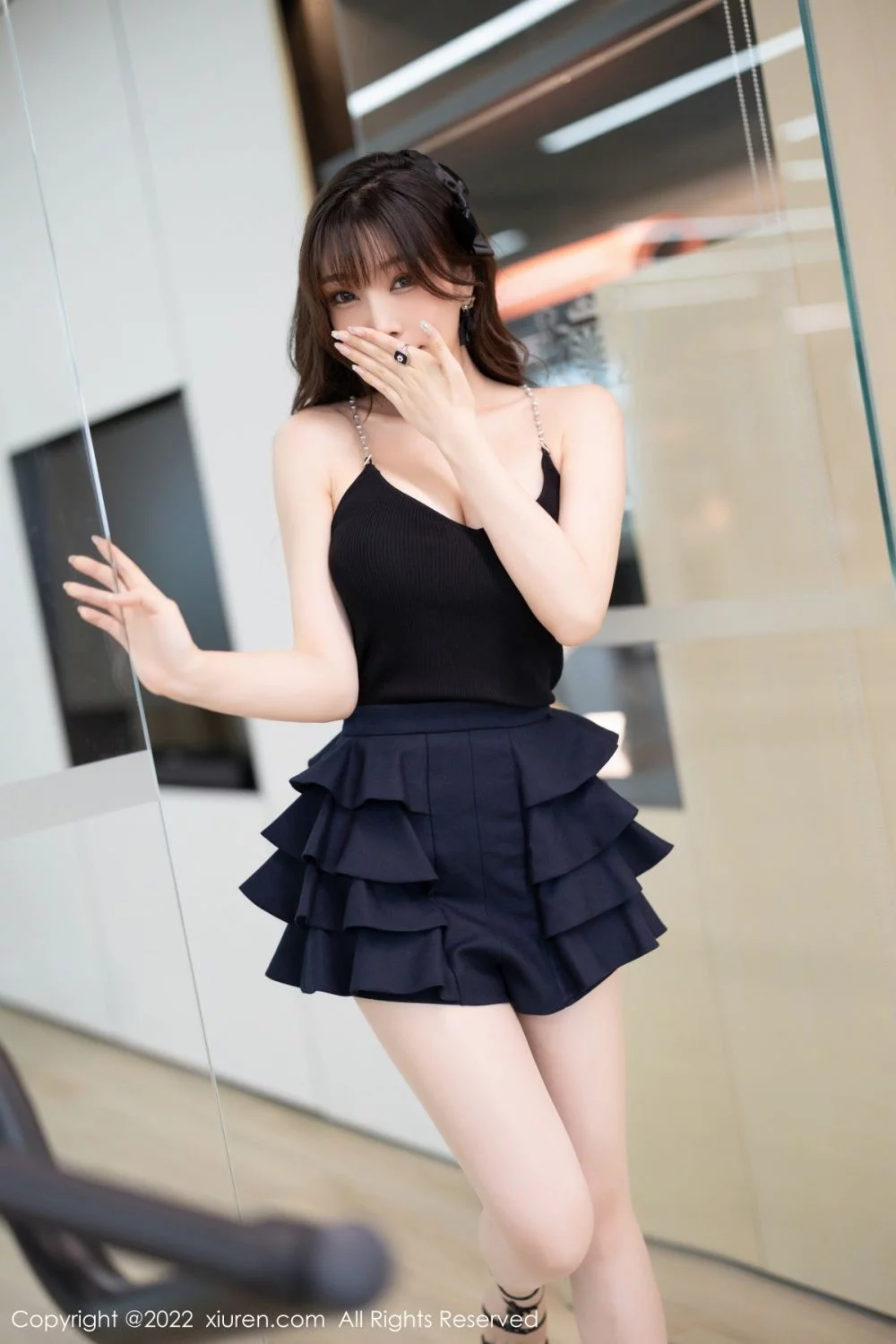 [[XiuRen秀人网]秀人网]No.4840_女神芝芝Booty性感深V吊裙配肉丝+白色蕾丝内衣撩人诱惑写真76P