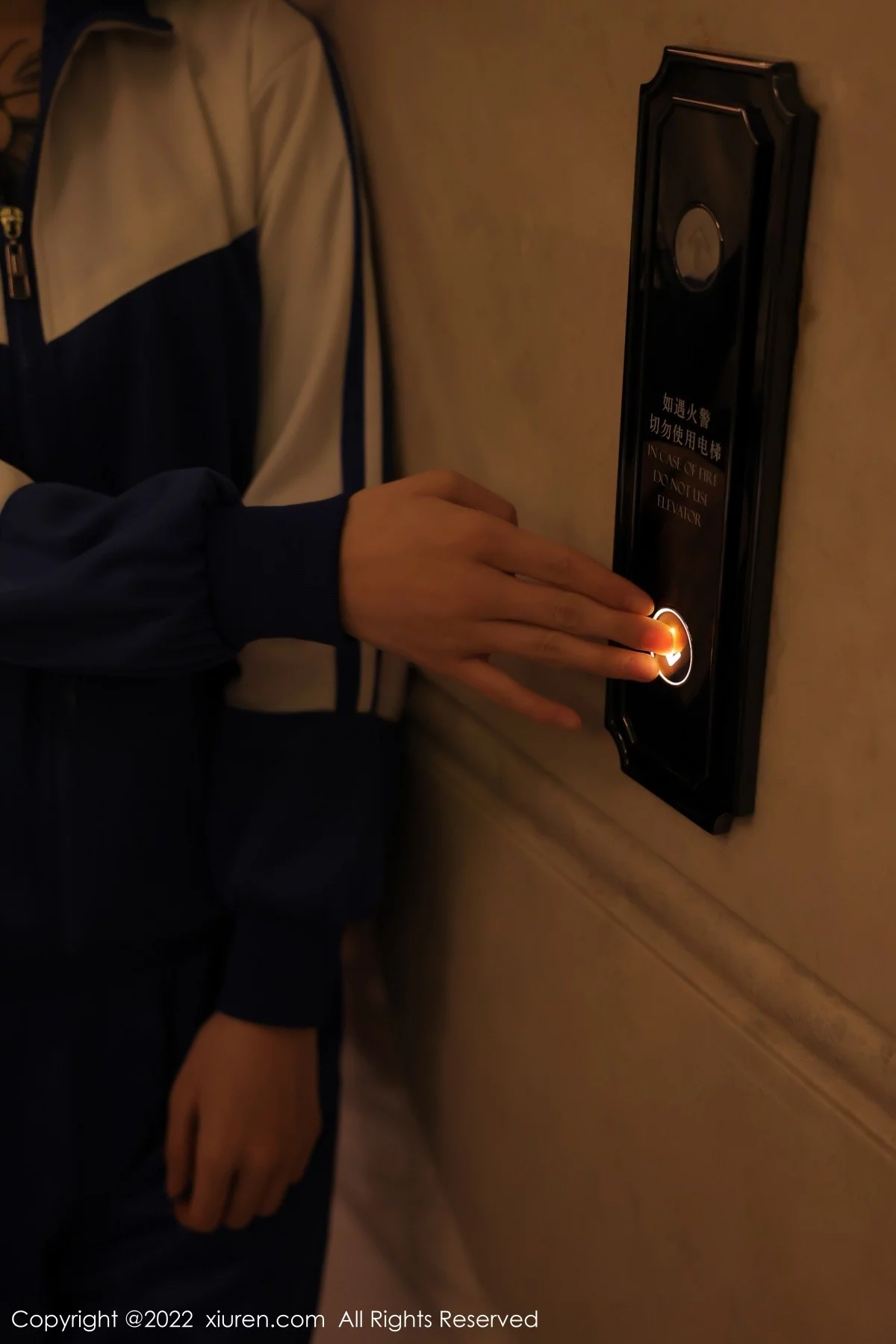 [[XiuRen秀人网]秀人网]No.4838_模特奶瓶私房半脱蓝白运动服露性感黄色内衣秀完美身材诱惑写真70P