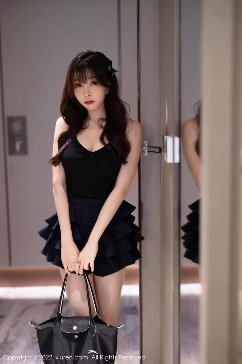 [[XiuRen秀人网]秀人网]No.4840_女神芝芝Booty性感深V吊裙配肉丝+白色蕾丝内衣撩人诱惑写真76P