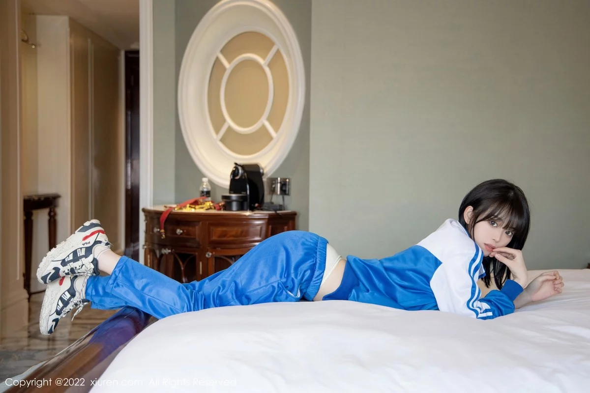 [[XiuRen秀人网]秀人网]No.4838_模特奶瓶私房半脱蓝白运动服露性感黄色内衣秀完美身材诱惑写真70P