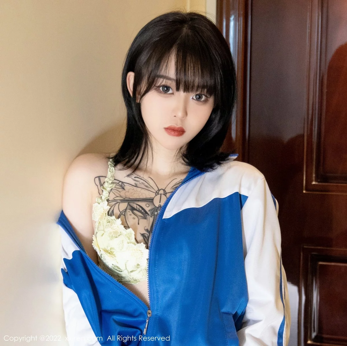 [[XiuRen秀人网]秀人网]No.4838_模特奶瓶私房半脱蓝白运动服露性感黄色内衣秀完美身材诱惑写真70P