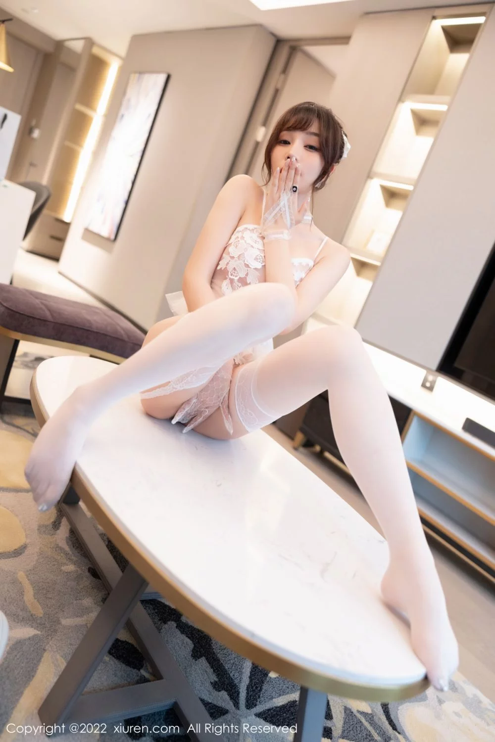 [[XiuRen秀人网]秀人网]No.4840_女神芝芝Booty性感深V吊裙配肉丝+白色蕾丝内衣撩人诱惑写真76P