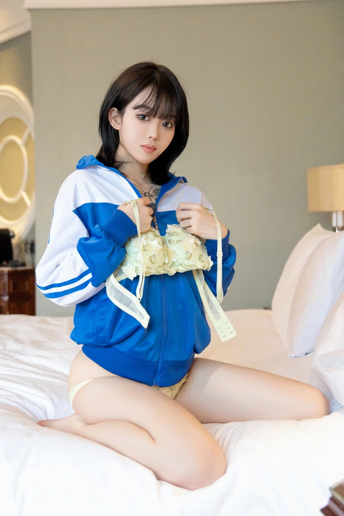 [[XiuRen秀人网]秀人网]No.4838_模特奶瓶私房半脱蓝白运动服露性感黄色内衣秀完美身材诱惑写真70P